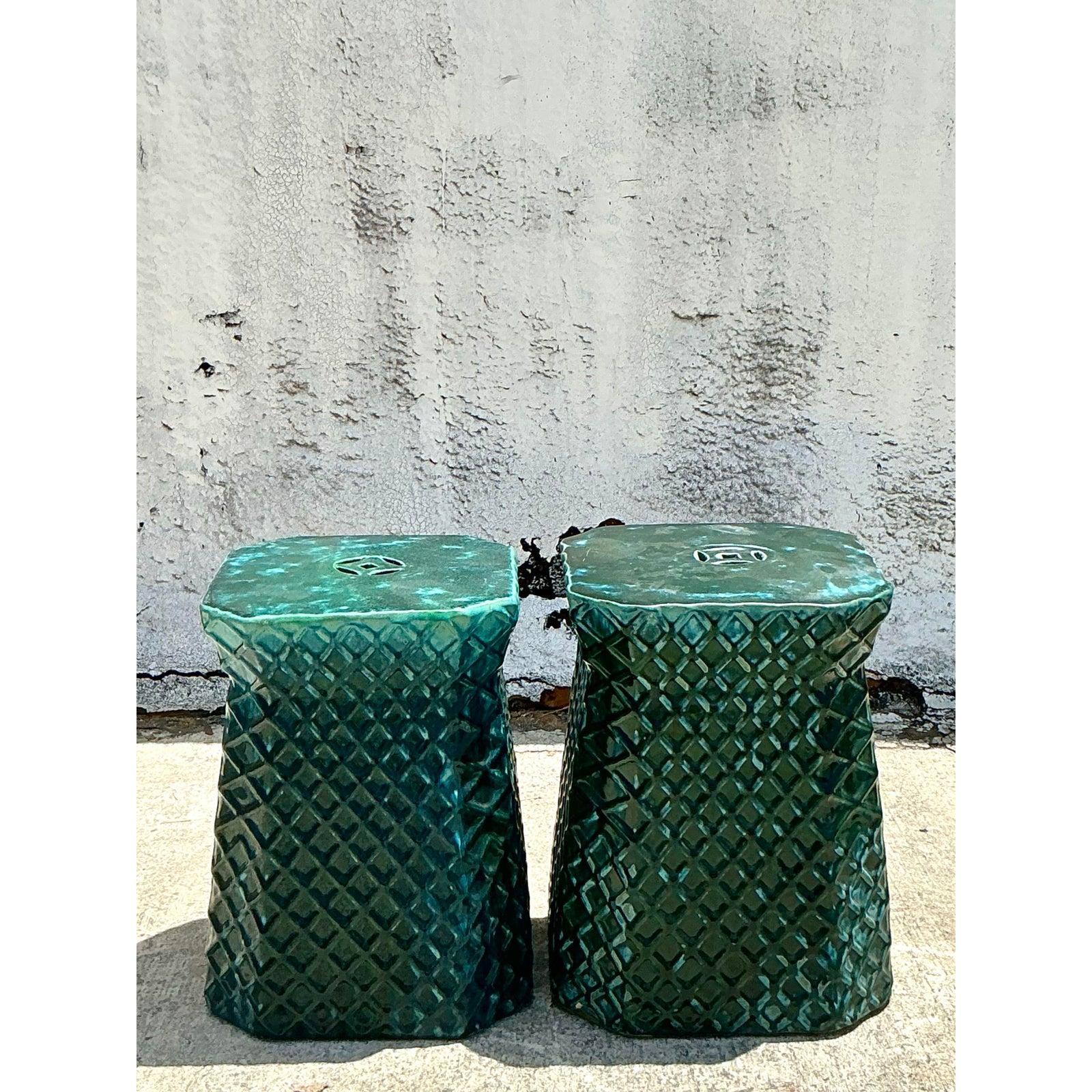 Tabourets bas Vintage Boho en céramique émaillée Trellis - une paire Bon état - En vente à west palm beach, FL