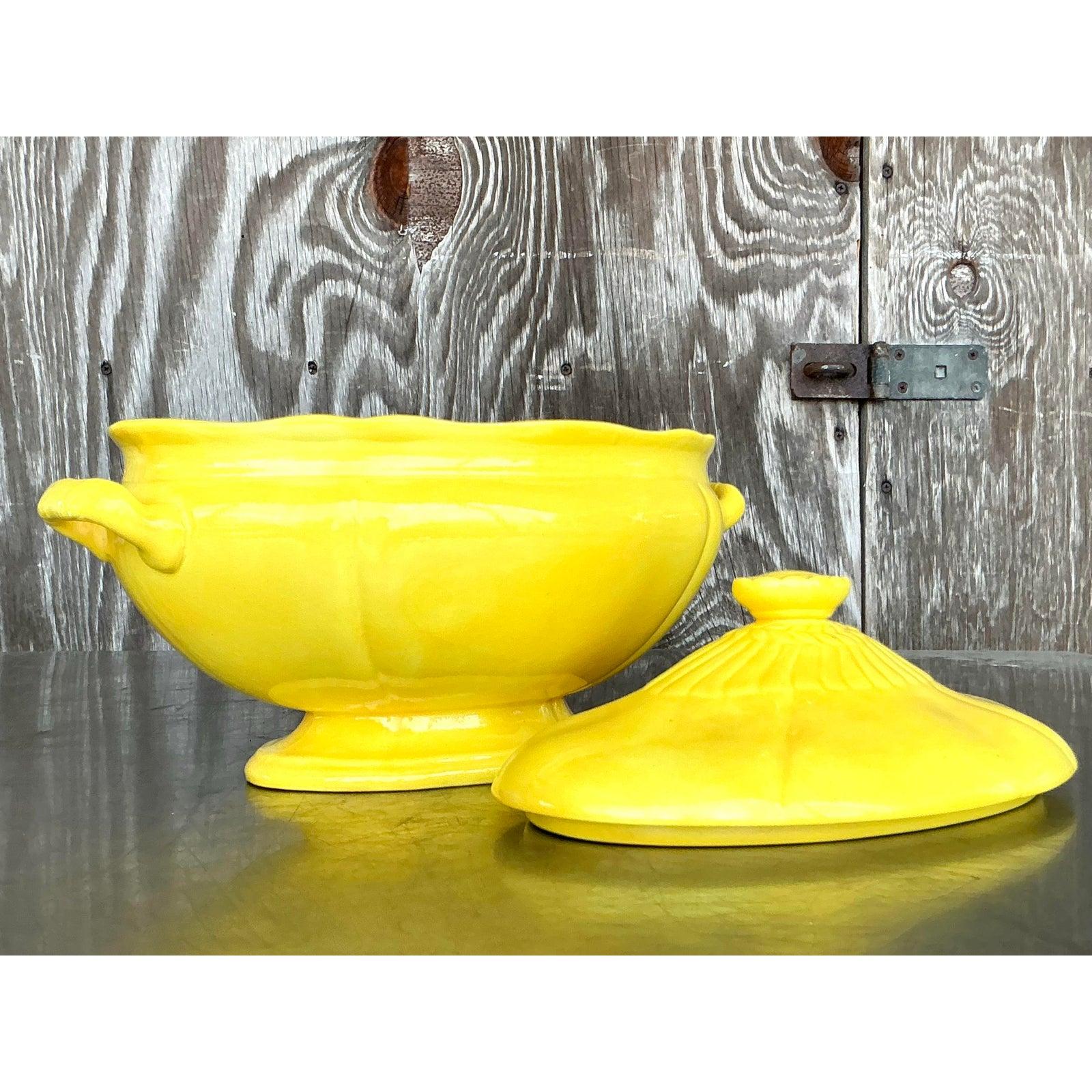 Ravviva la tua cucina o la tua sala da pranzo con questa splendida zuppiera vintage in ceramica smaltata boho in un'allegra tonalità di giallo saturo. Con la sua forma graziosamente arrotondata, i dettagli del coperchio smerlato e la base con i