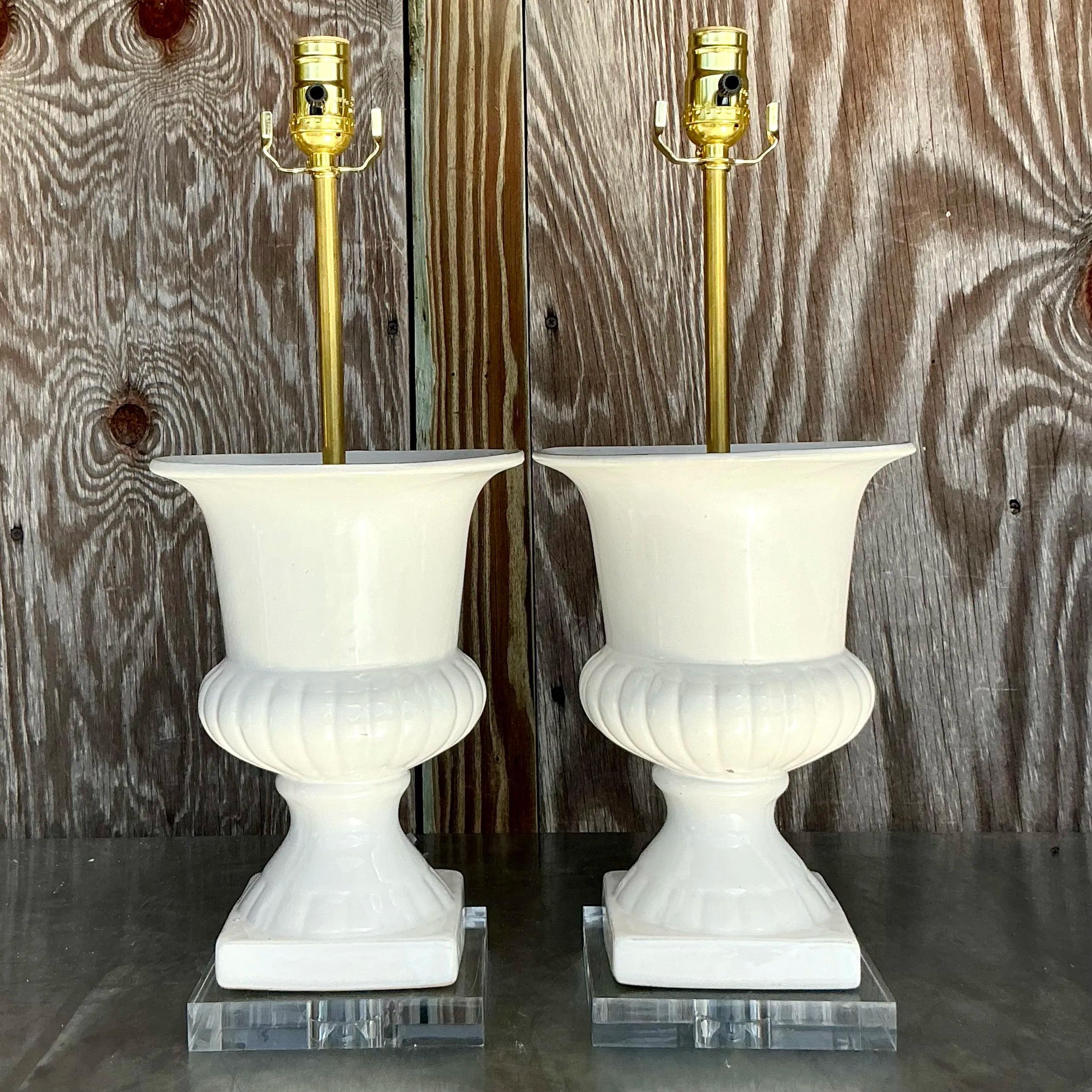 Cette paire de lampes urnes vintage en céramique émaillée Boho apporte une touche artistique et audacieuse à n'importe quelle pièce. La finition unique en céramique ajoute de la profondeur et de la texture, tandis que la forme d'urne offre un aspect
