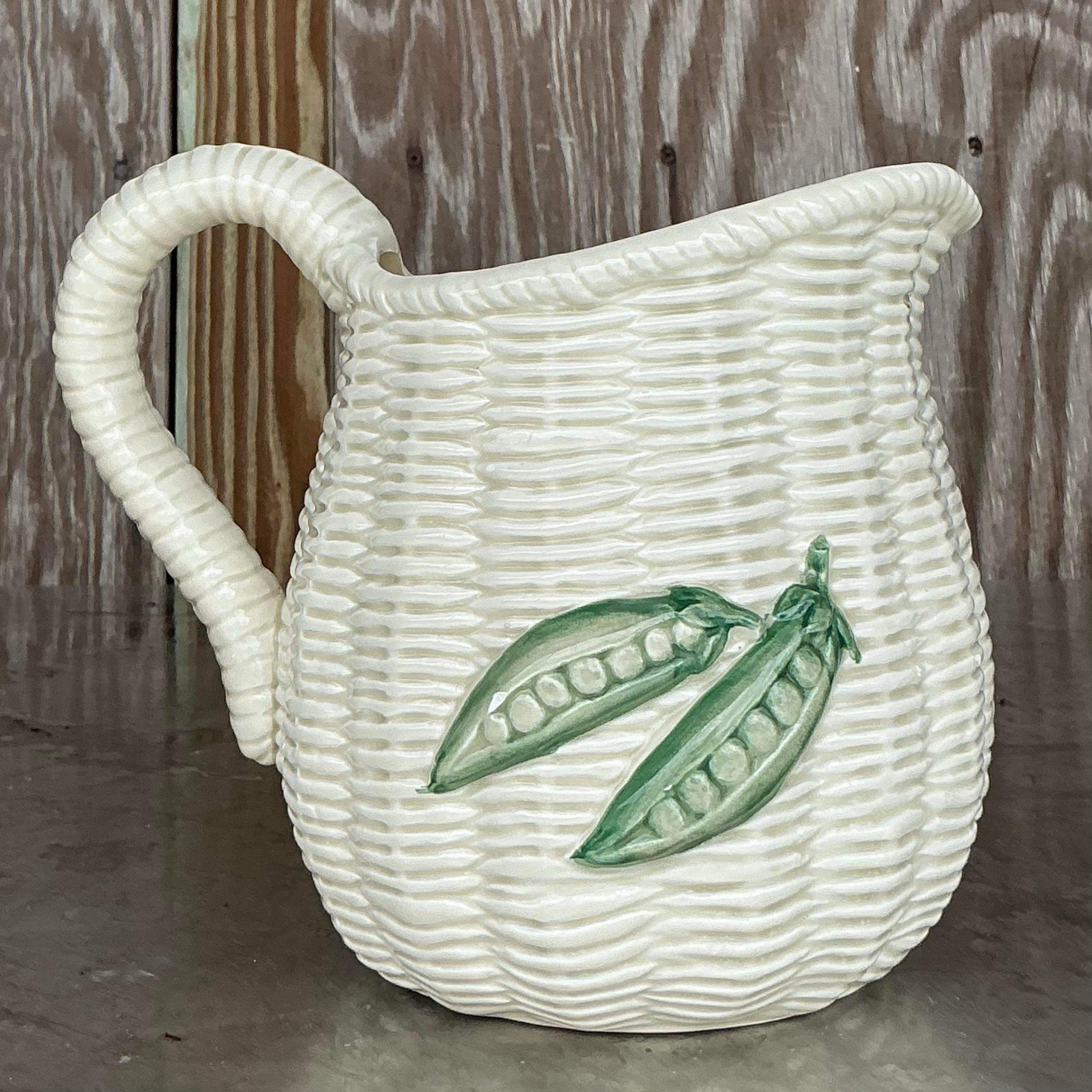 Apportez une touche fantaisiste à votre cuisine ou à votre salle à manger avec ce pichet à légumes Vintage By By en céramique émaillée. Cette charmante pièce présente un délicieux design inspiré de légumes vibrants, mettant en valeur des détails