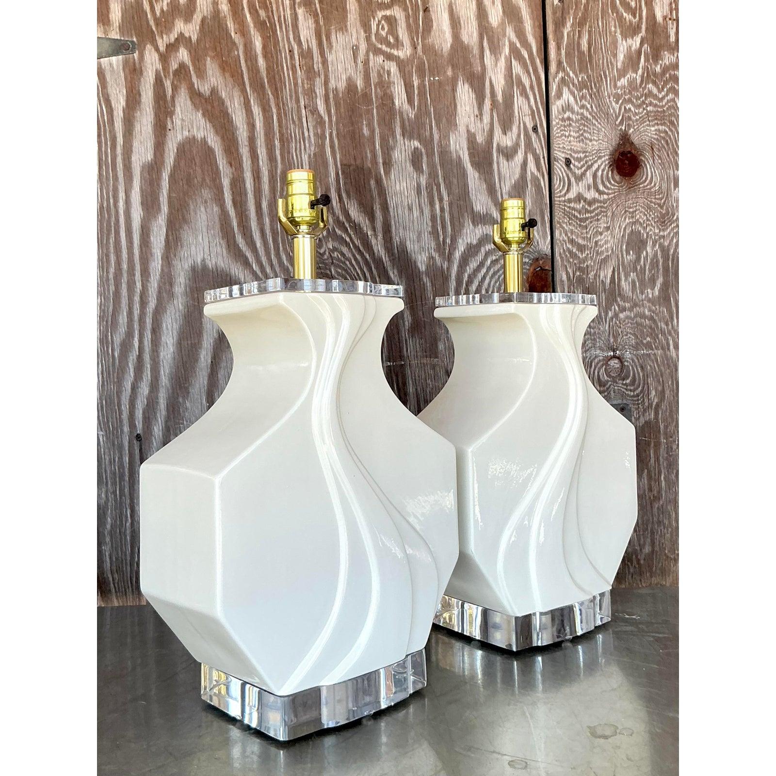 Élevez votre design d'éclairage avec cette superbe paire de lampes Vintage Boho en céramique émaillée à vagues. Sculpturalement audacieuses avec leurs arêtes gracieuses, ces lampes sont recouvertes d'un glaçage crème brillant et reposent sur des