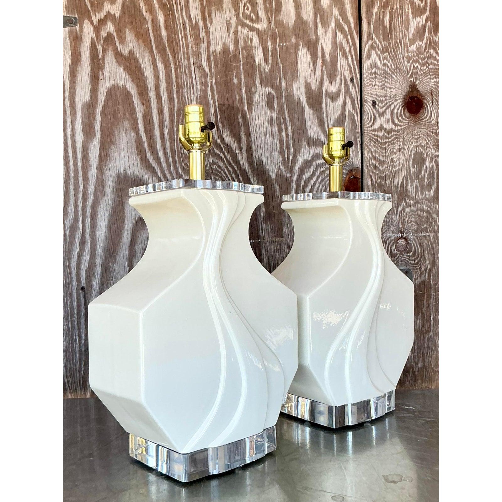 Mid-Century Modern Paire de lampes vintage Boho en céramique émaillée à vagues en vente