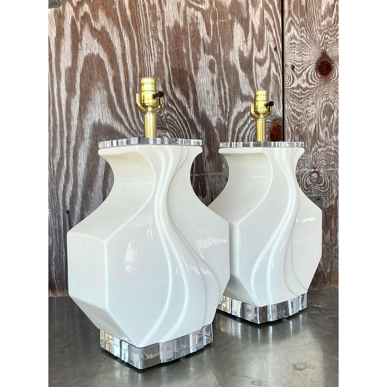 Paire de lampes vintage Boho en céramique émaillée à vagues en vente 1