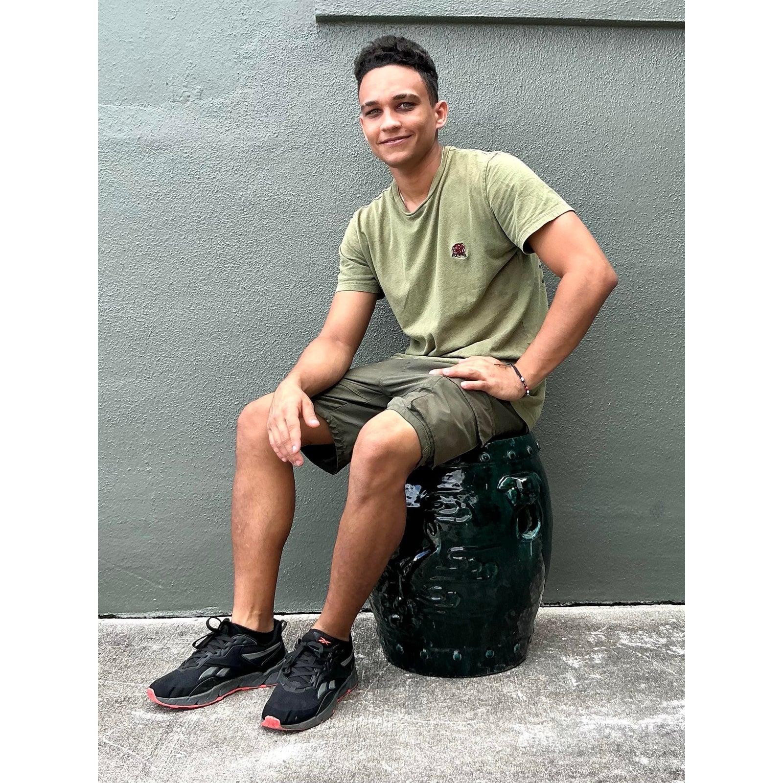 Bringen Sie einen Hauch von mystischer Eleganz in Ihren Garten oder Ihr Wohnzimmer mit diesem Paar Vintage-Keramik-Trommelhocker. Diese Hocker sind in eine tiefe, stimmungsvolle teal-grüne Glasur getaucht, die an Schwarz grenzt. Sie weisen