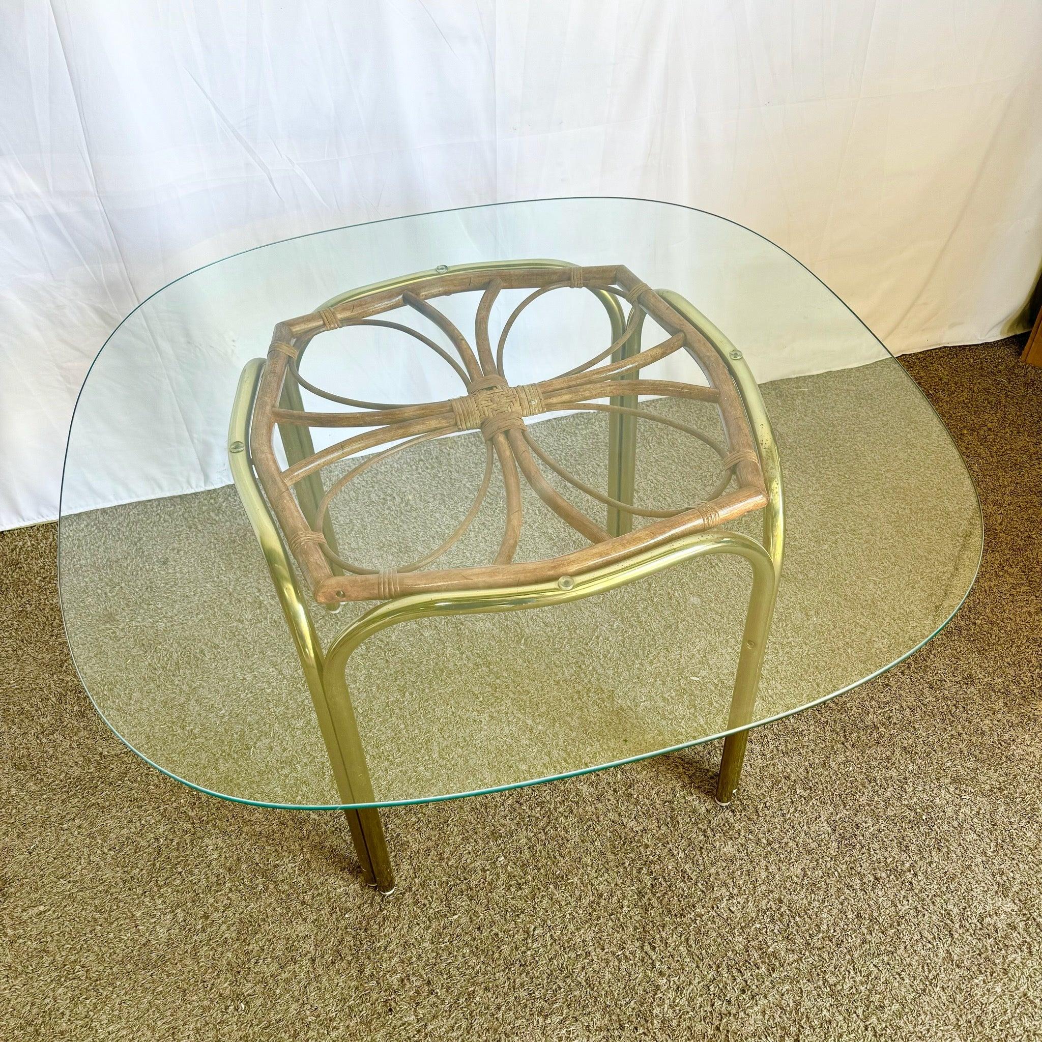 Table de salle à manger vintage Boho or et rotin avec plateau en verre Bon état - En vente à Delray Beach, FL