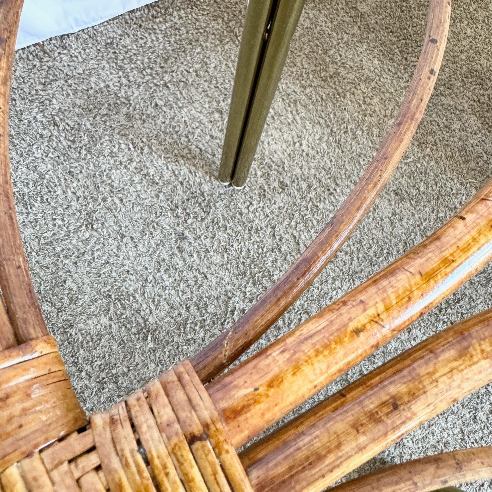 Fin du 20e siècle Table de salle à manger vintage Boho or et rotin avec plateau en verre en vente