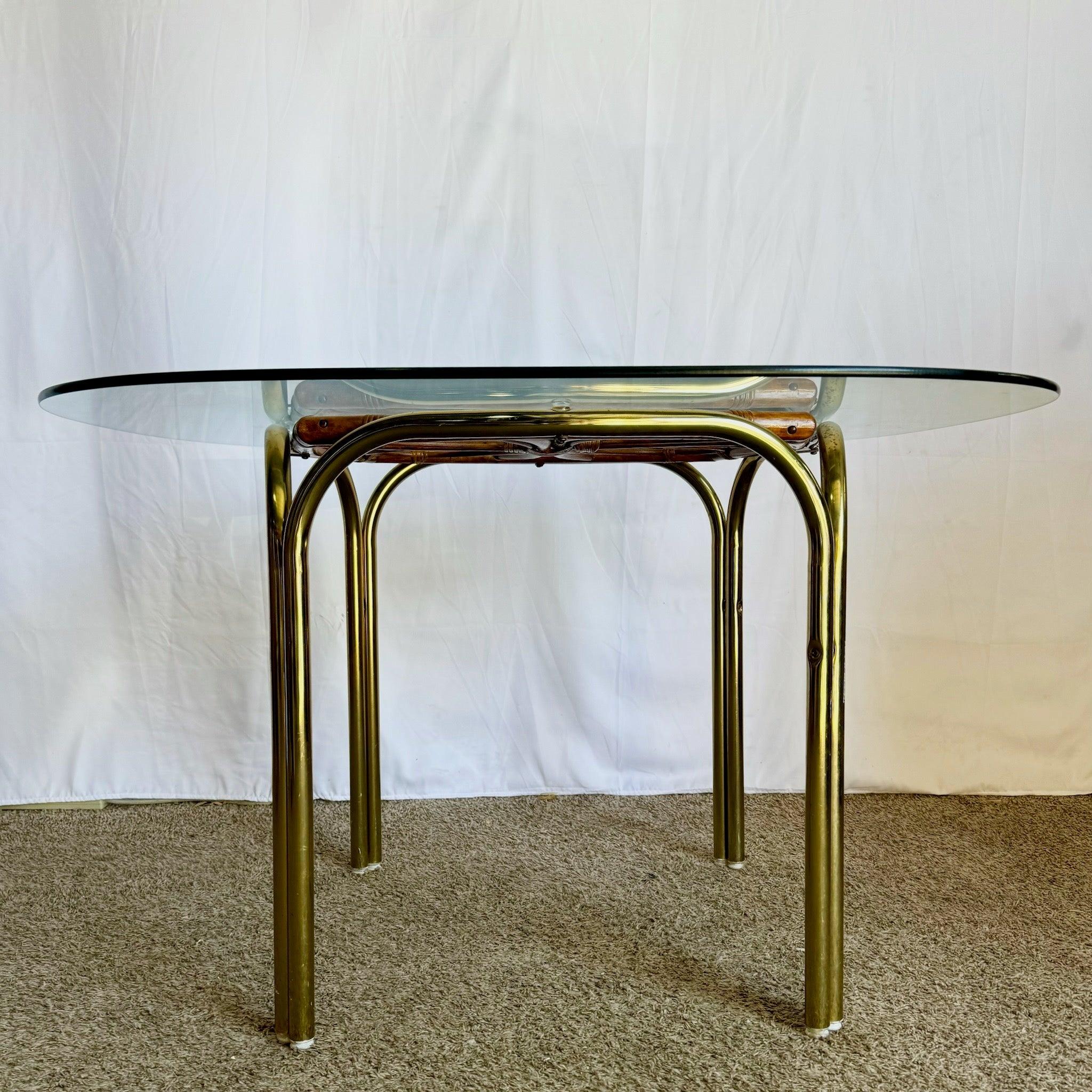 Rotin Table de salle à manger vintage Boho or et rotin avec plateau en verre en vente