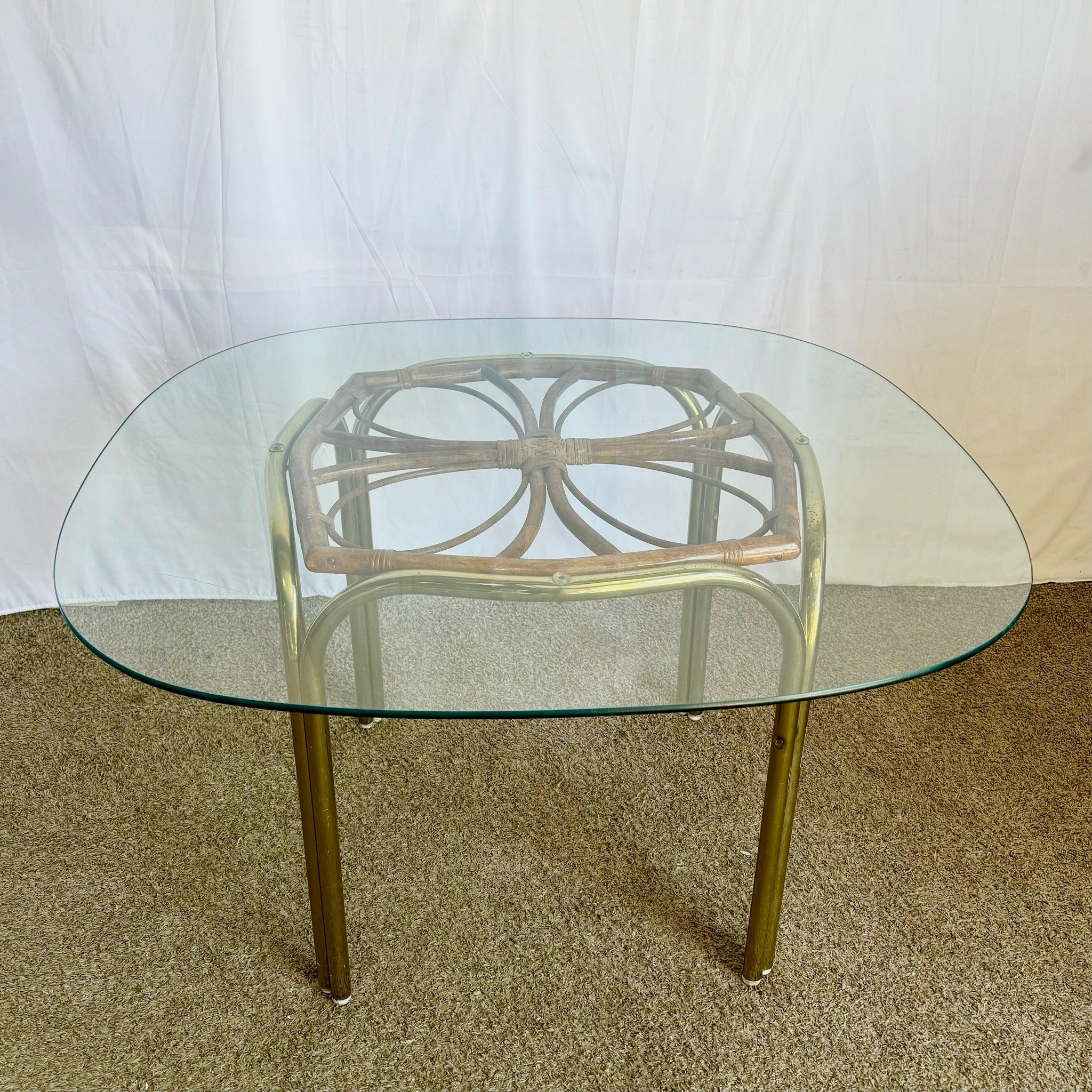 Table de salle à manger vintage Boho or et rotin avec plateau en verre en vente 1