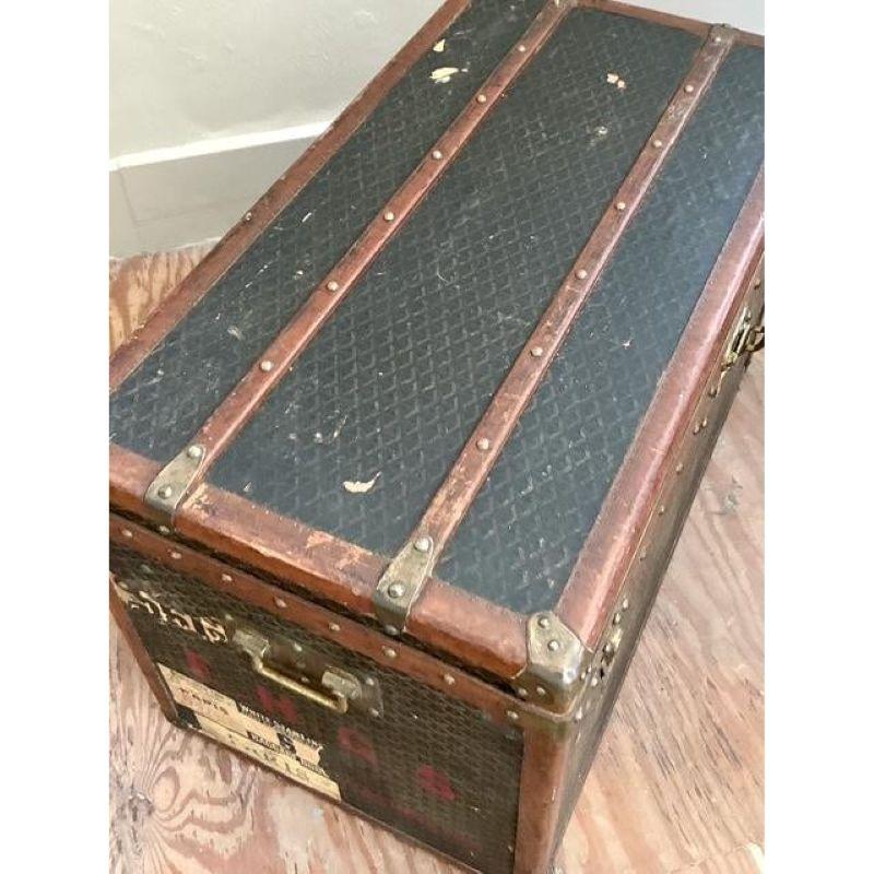 Saisissez un morceau du luxe français légendaire avec cette authentique malle à vapeur vintage de l'estimée Maison Goyard. Exemple exquis d'artisanat patrimonial, cette malle présente la toile à chevrons Goyardine peinte à la main, immédiatement