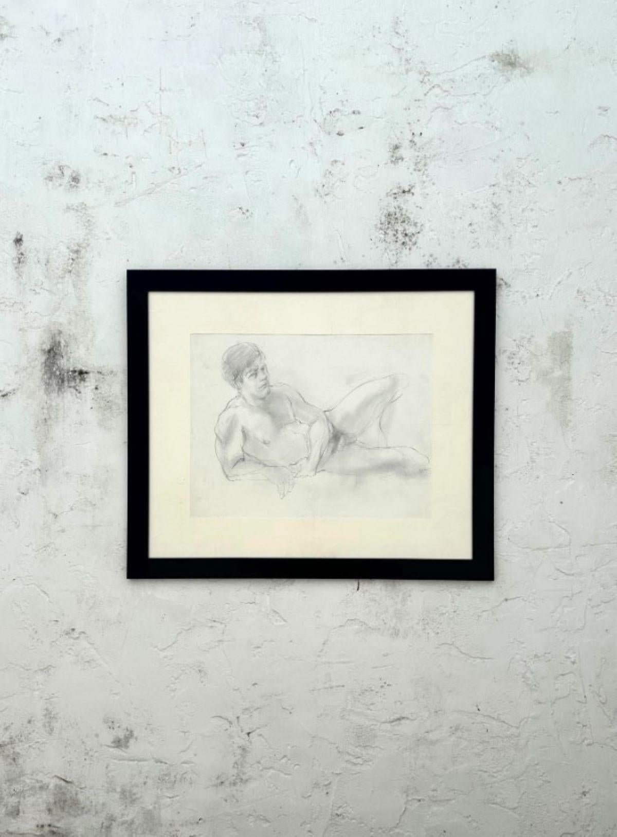 Eine Vintage Boho Graphit auf Papier Zeichnung eines Mannes zeigt eine Figur in einer natürlichen, ausdrucksstarken Pose, gezeichnet mit weichen und fließenden Linien, die ein Gefühl von Leichtigkeit und emotionaler Tiefe vermitteln. Der Künstler