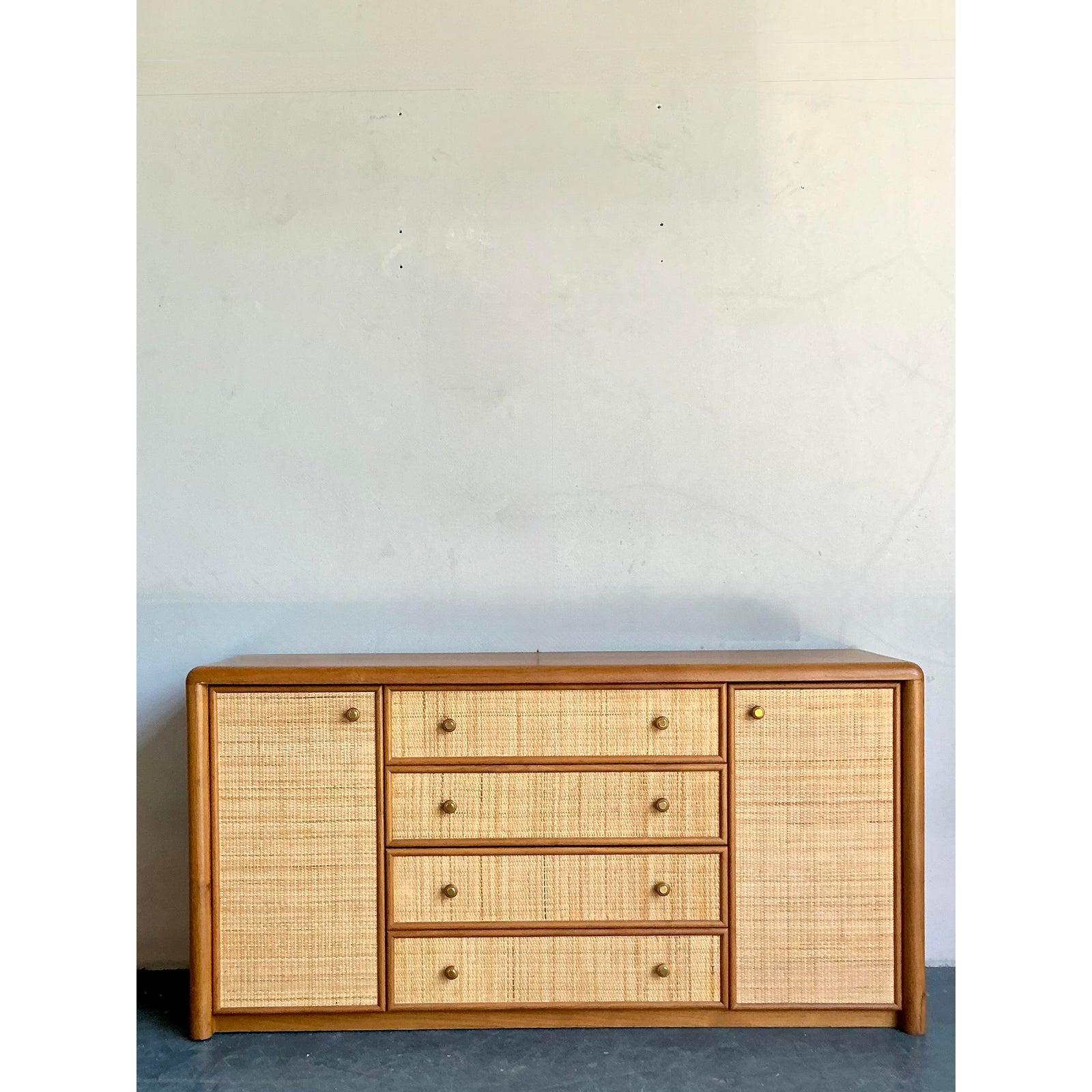 Ancrez votre intérieur avec le charme sophistiqué de cette exquise crédence vintage en toile de gazon. Cette pièce allie magistralement les lignes architecturales épurées du design du milieu du siècle à une texture riche et organique. Le cadre en