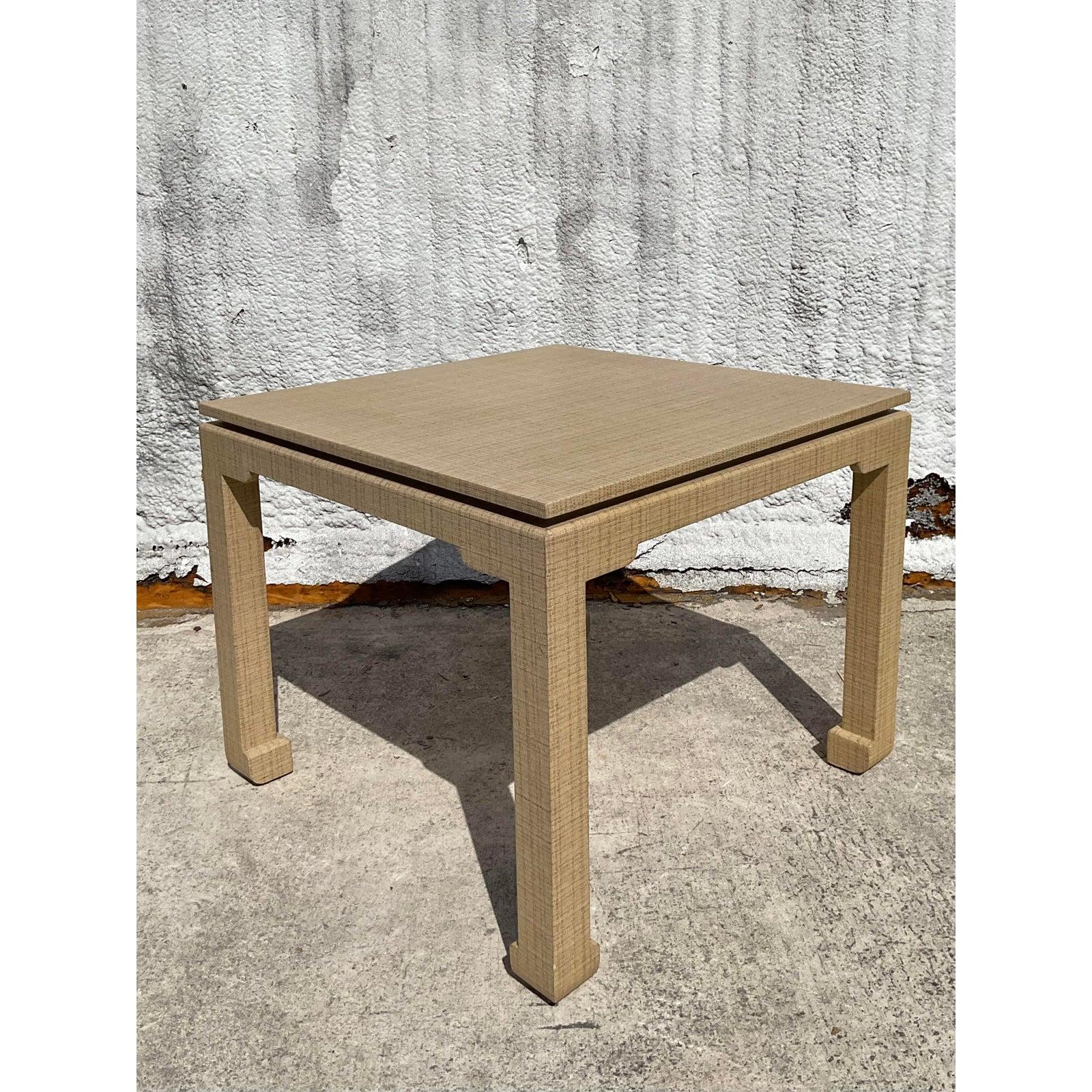 Dai un tocco di naturalezza e di fascino bohémien al tuo spazio con questo tavolo da gioco in panno d'erba vintage Boho. Avvolto in una tela d'erba riccamente intrecciata, questo tavolo quadrato mostra un'eleganza organica con le sue linee pulite e