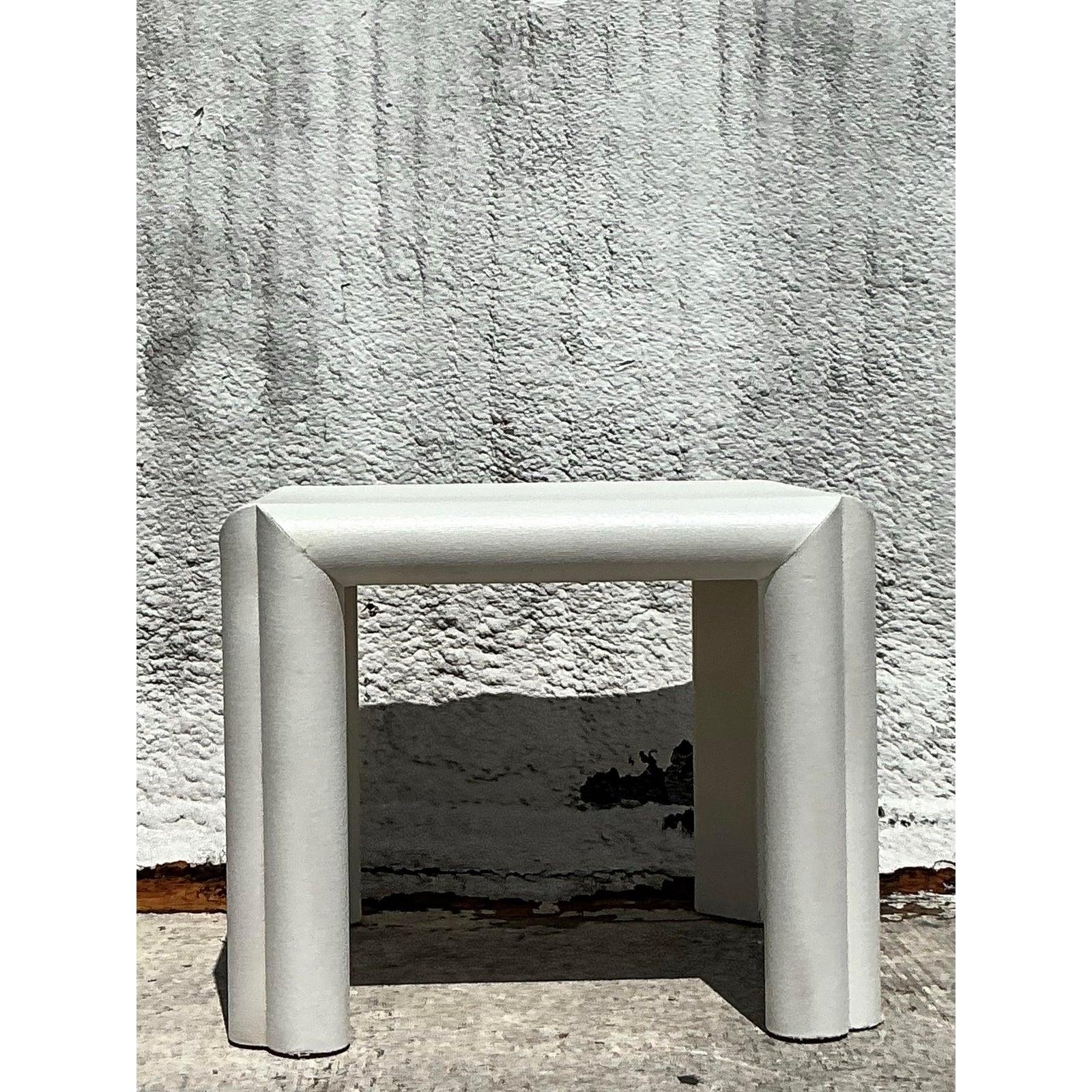 Introduce un toque de textura sofisticada y forma escultural en tu salón con esta mesa de juego de tela de hierba vintage, que encarna una estética 
