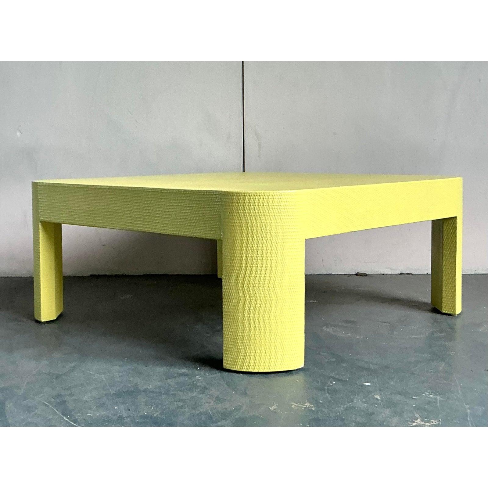 Bringen Sie organische Textur und raffinierte Schlichtheit in Ihren Wohnbereich mit diesem exquisiten Vintage-Couchtisch, der wunderschön in natürliches Grasgewebe eingewickelt ist. Dieses Stück verkörpert mit seinen natürlichen MATERIALIEN und den