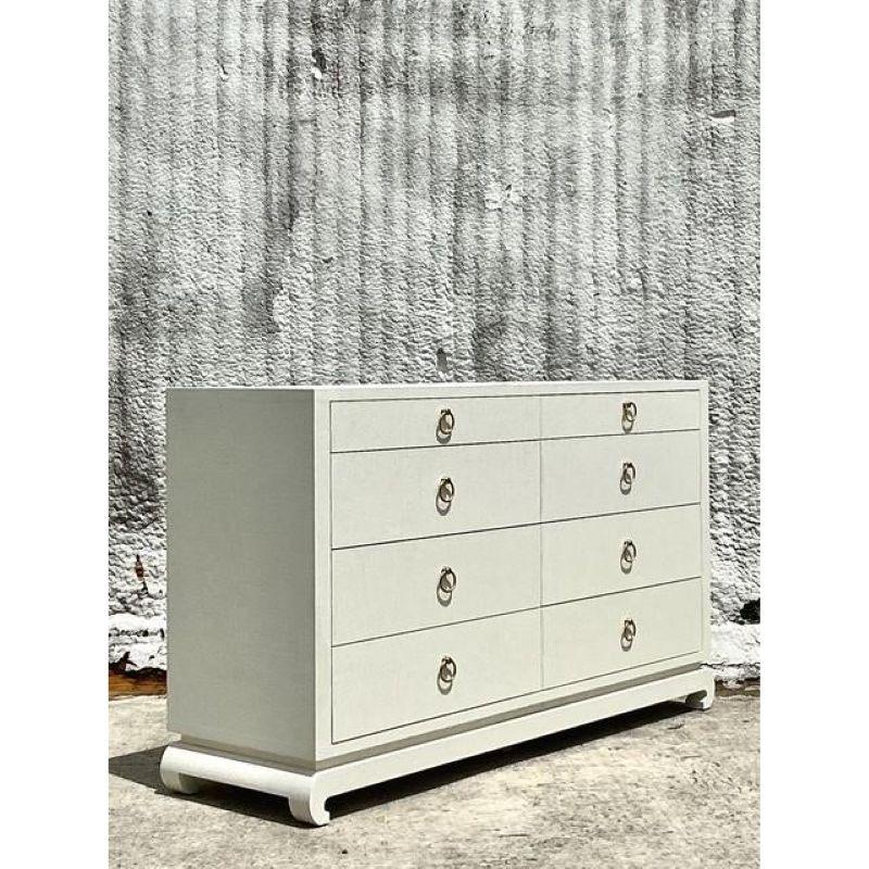 Introduce un toque de serena elegancia y encanto vintage en tu hogar con esta exquisita Cómoda Vintage Boho de Tela de Hierba. Esta pieza única luce un impresionante acabado de tela de hierba, que ofrece una estética natural y texturizada que eleva