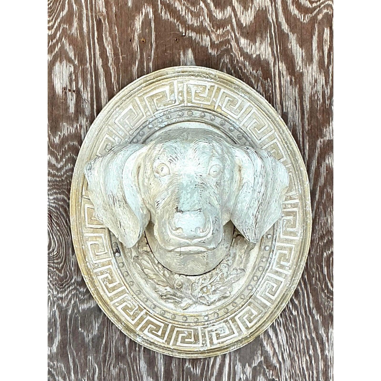 Setzen Sie mit diesem faszinierenden Wandbehang im Vintage-Stil, der klassische Motive mit einem Hauch von Boho vermischt, ein unverwechselbares Zeichen. Mit seinem kunstvoll geschnitzten Hundekopf (der an einen edlen Jagdhund erinnert), der
