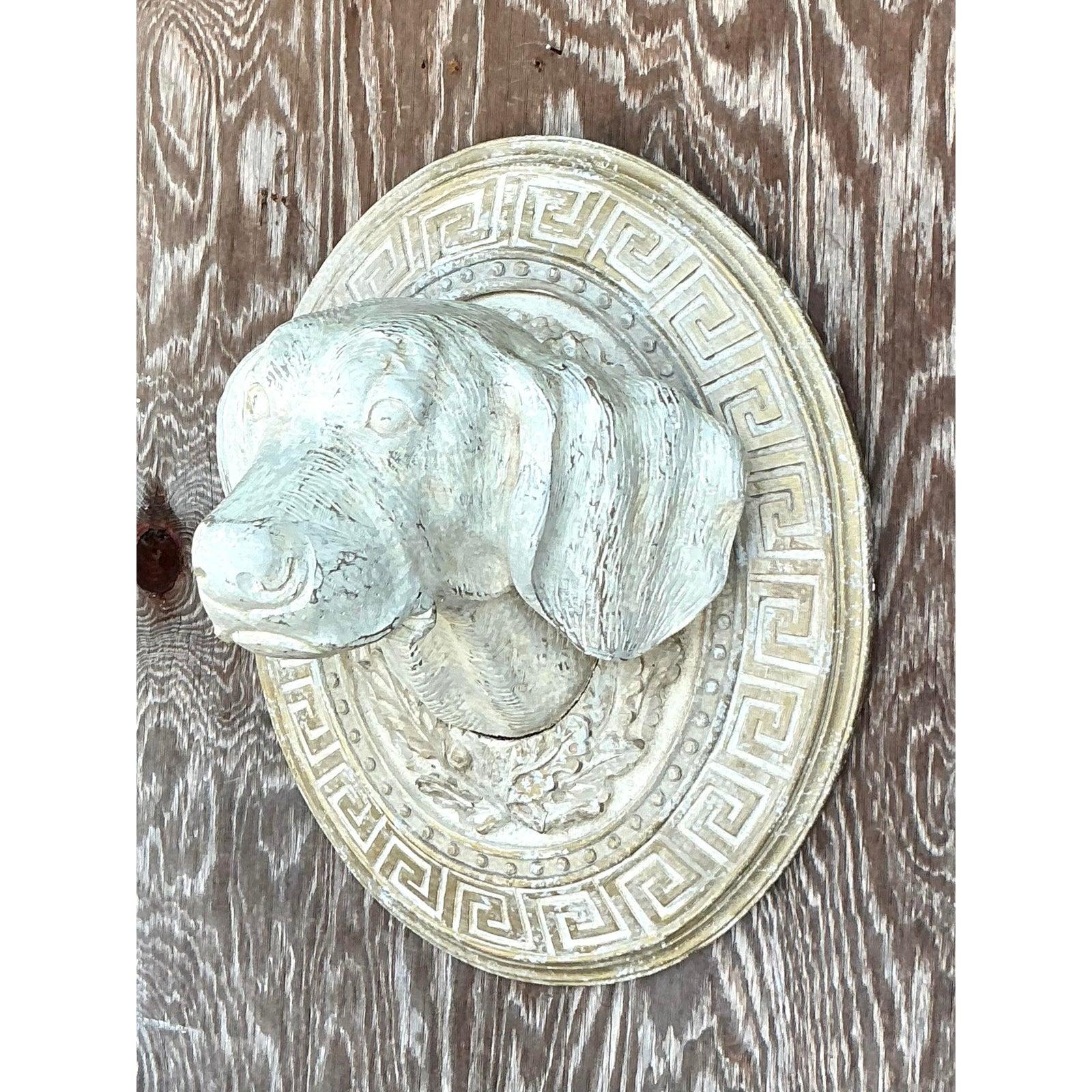 Vintage Boho Griechischer Schlüssel geschnitzter Hunde-Wandbehang (amerikanisch) im Angebot