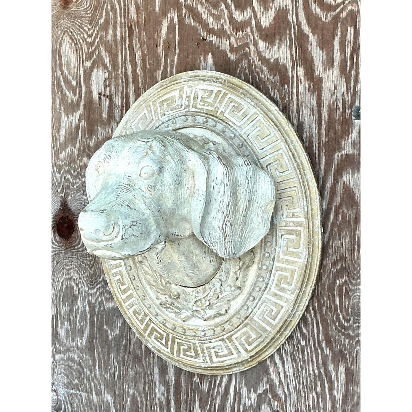Vintage Boho Griechischer Schlüssel geschnitzter Hunde-Wandbehang im Zustand „Gut“ im Angebot in West Palm Beach, FL