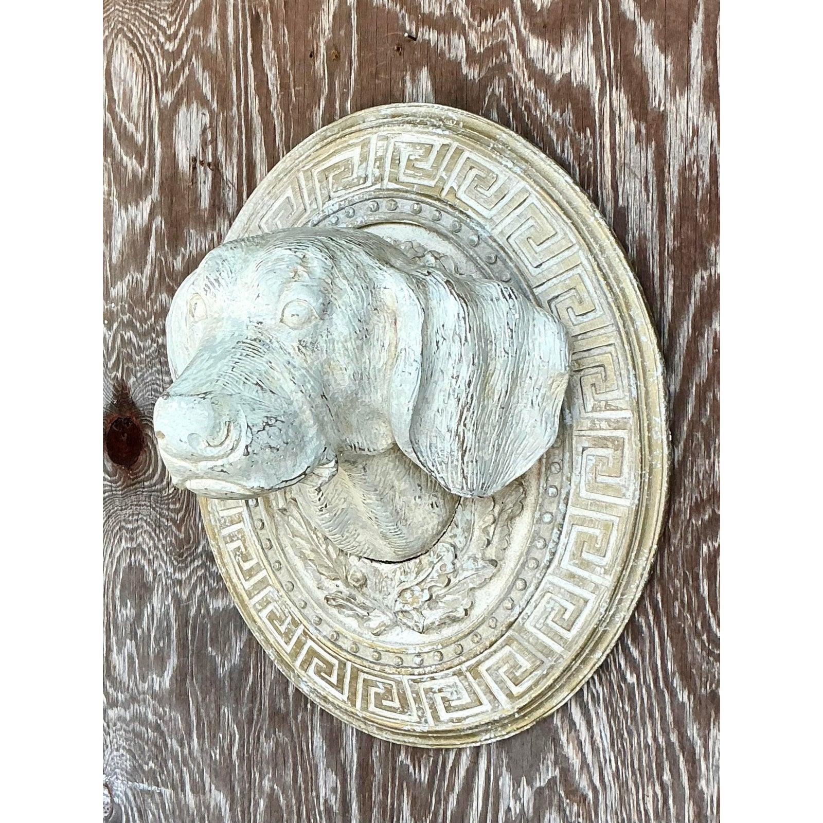 Vintage Boho Griechischer Schlüssel geschnitzter Hunde-Wandbehang (20. Jahrhundert) im Angebot