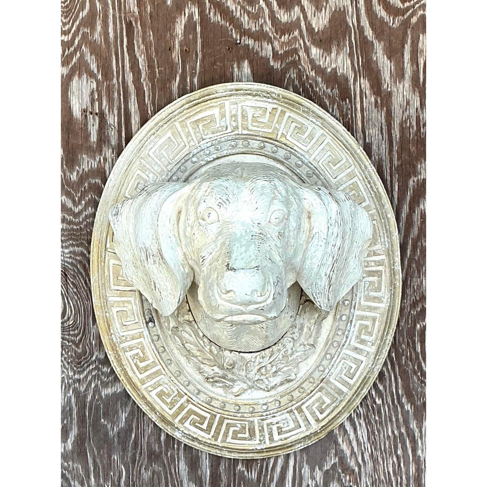 Vintage Boho Griechischer Schlüssel geschnitzter Hunde-Wandbehang im Angebot 1