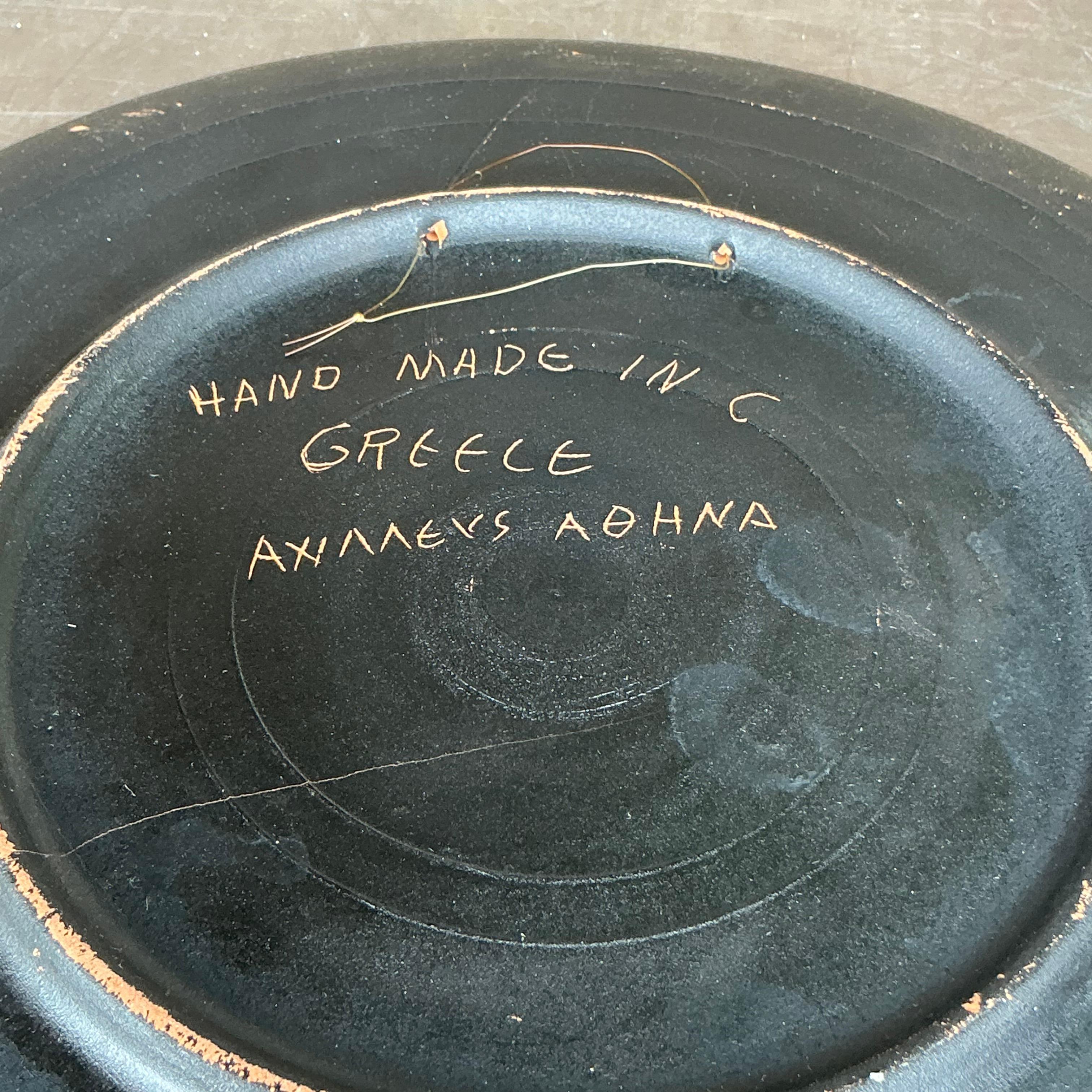 Cette assiette boho vintage présente un motif frappant de clé grecque entourant un motif figuratif détaillé, mêlant des éléments classiques à une touche bohème. Parfaite comme pièce décorative ou pour être exposée, cette assiette ajoute une touche