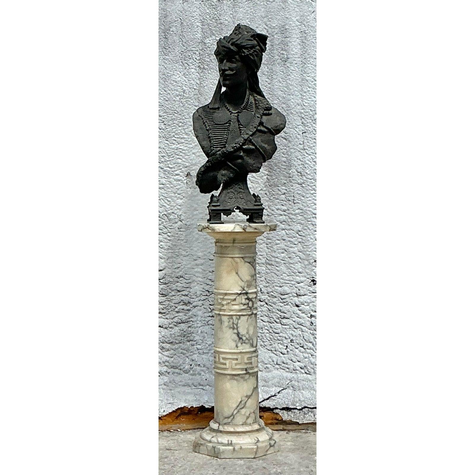 Dieser exquisite Marmorsockel im Vintage-Stil mit klassischem griechischem Schlüsselmotiv aus glänzendem, vergoldetem Metall, das sich um makellosen Carrara-Marmor wickelt, wertet Ihren Raum auf. Dieses auffällige Stück verbindet mühelos