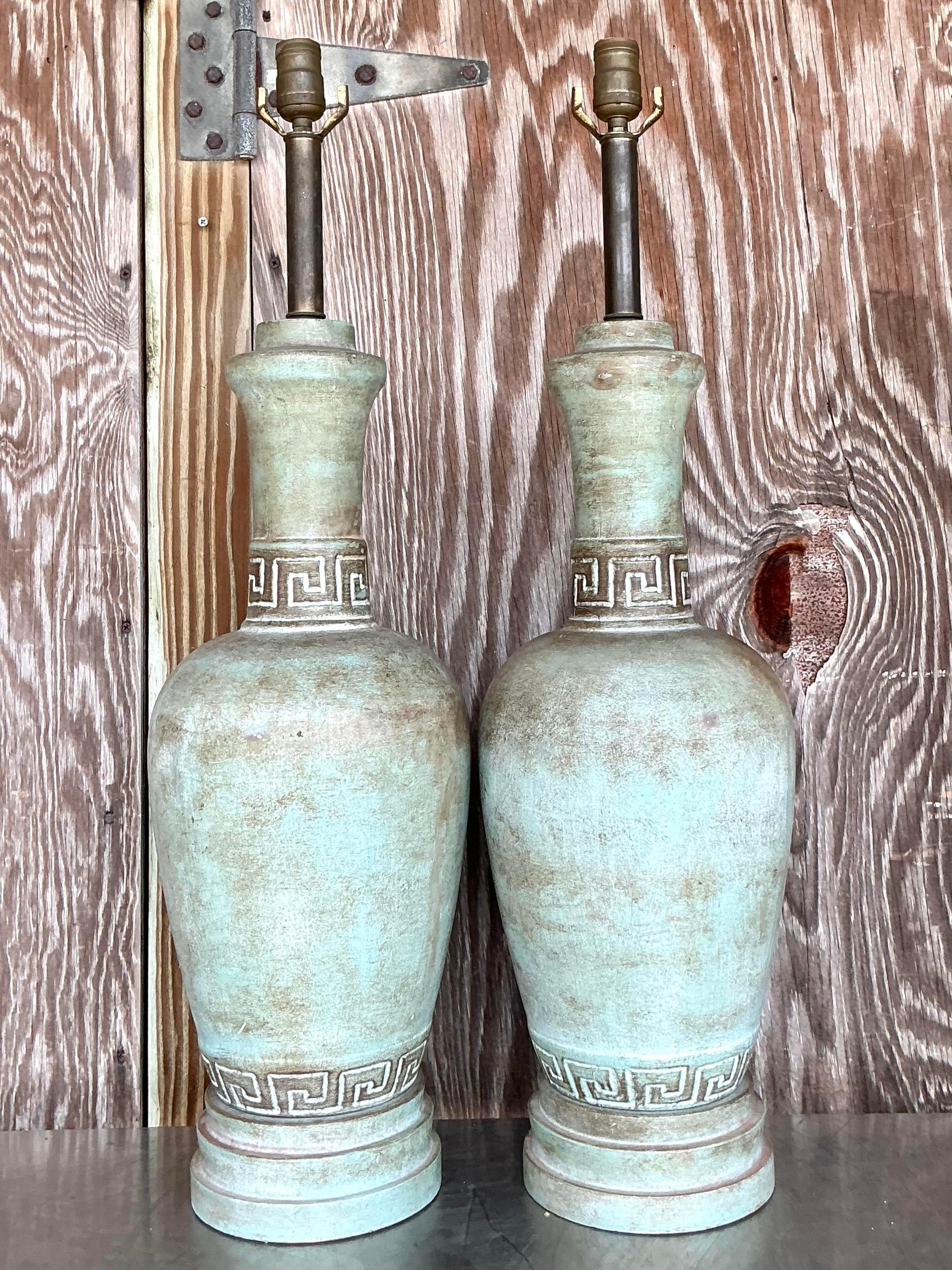 Élevez votre décor avec cette paire frappante de lampes Vintage Boho Greek Key en céramique émaillée mate. Avec leur motif intemporel de clé grecque, ces lampes allient un design classique à une touche bohème, ajoutant une touche de sophistication à
