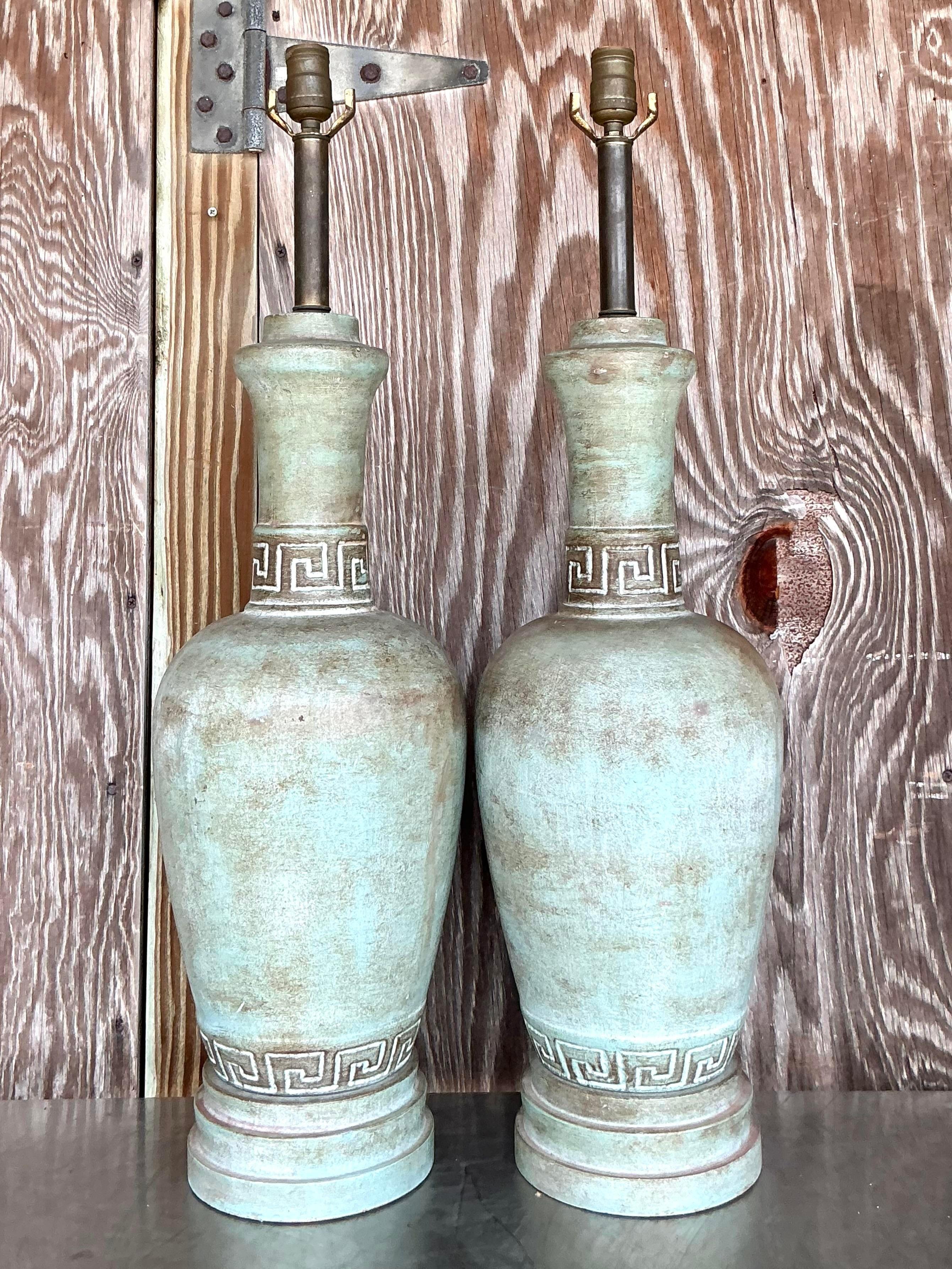 Paire de lampes vintage Boho Greek Key en céramique émaillée mate Bon état - En vente à West Palm Beach, FL
