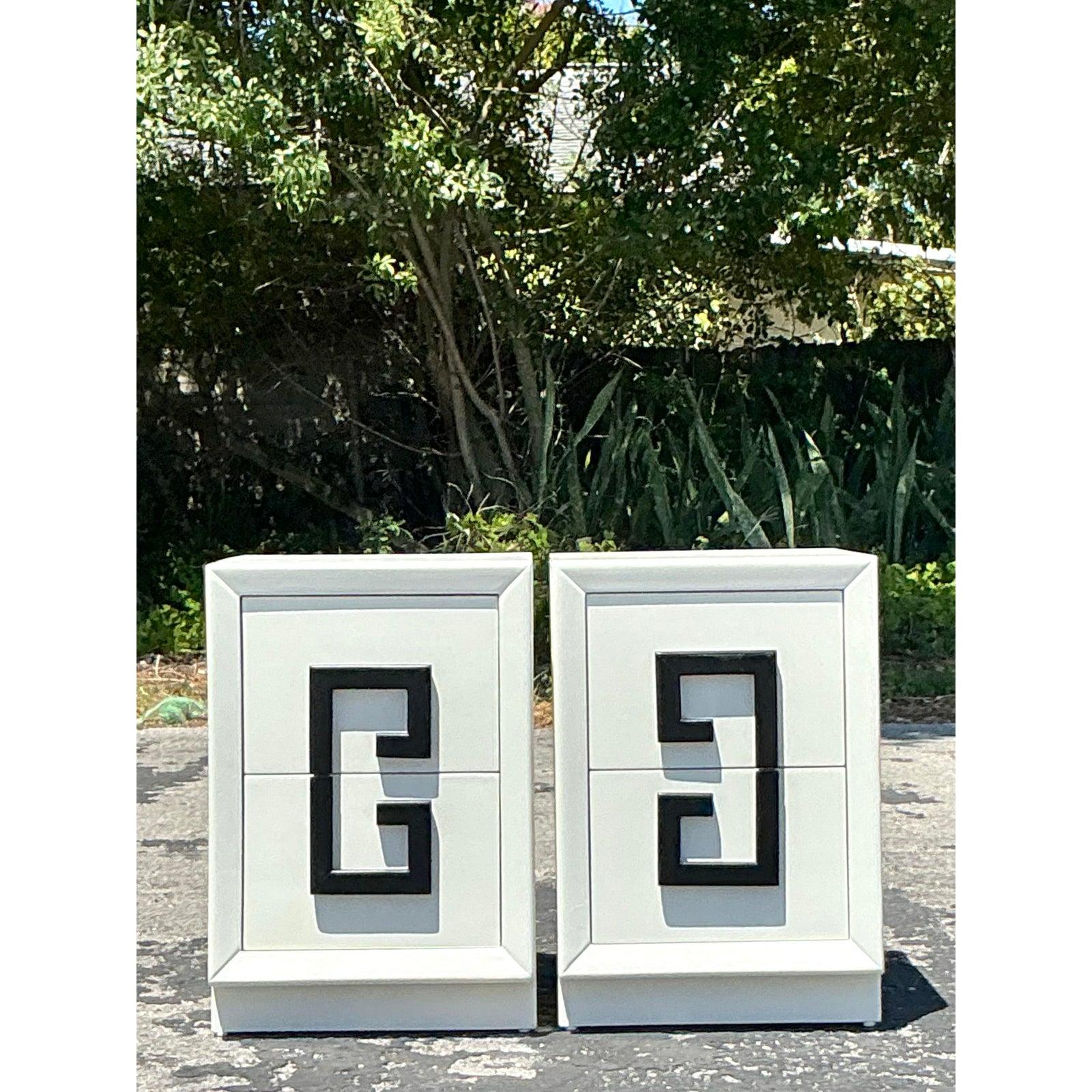 20ième siècle Paire de tables de chevet Vintage Boho Greek Key After Kittenger en vente