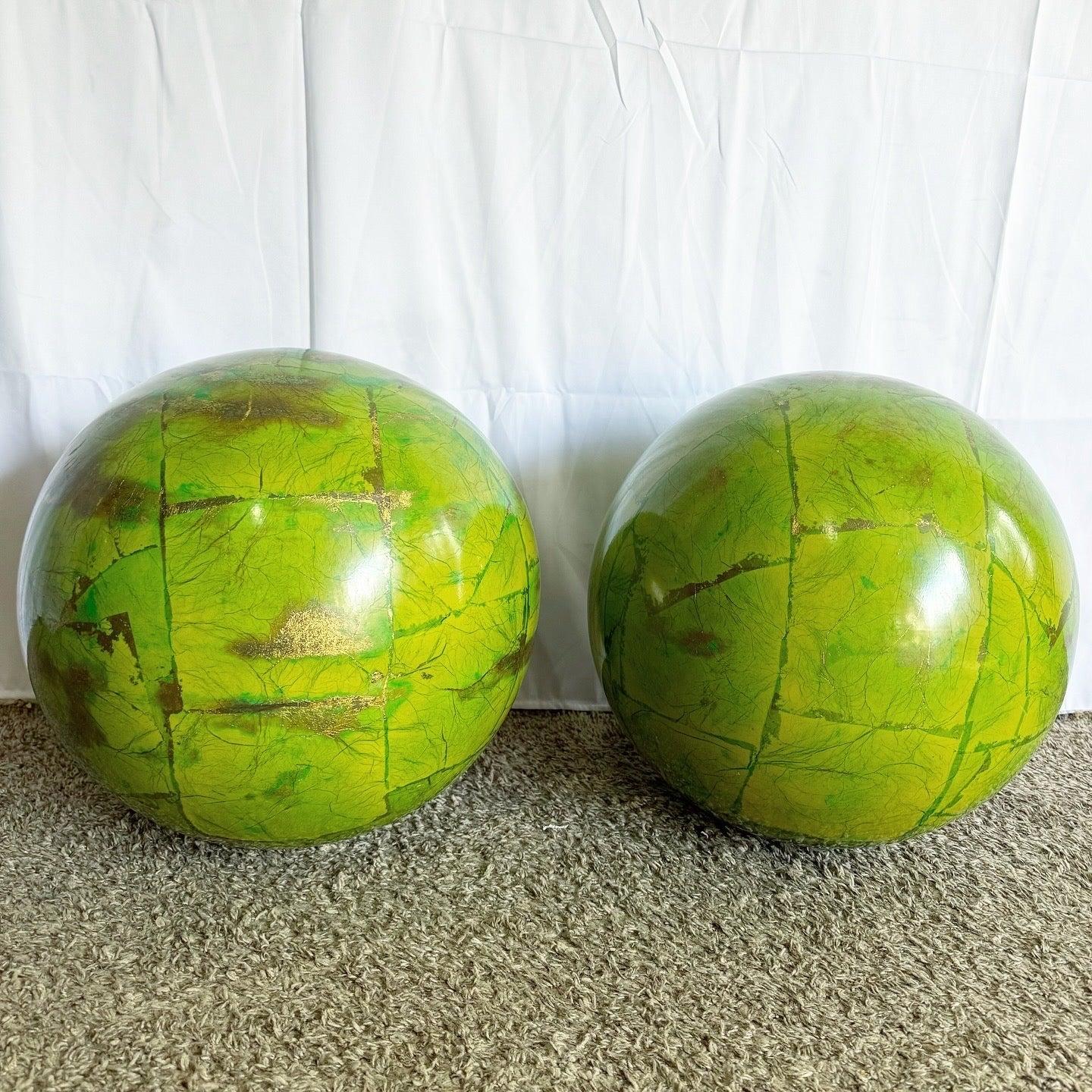 Añade un atrevido estallido de color con las Esculturas esféricas vintage en verde y dorado, perfectas para interiores modernos, costeros o retro de mediados de siglo.
 
 Vendemos artículos tal y como se adquieren, sin restaurar ni reparar. Las