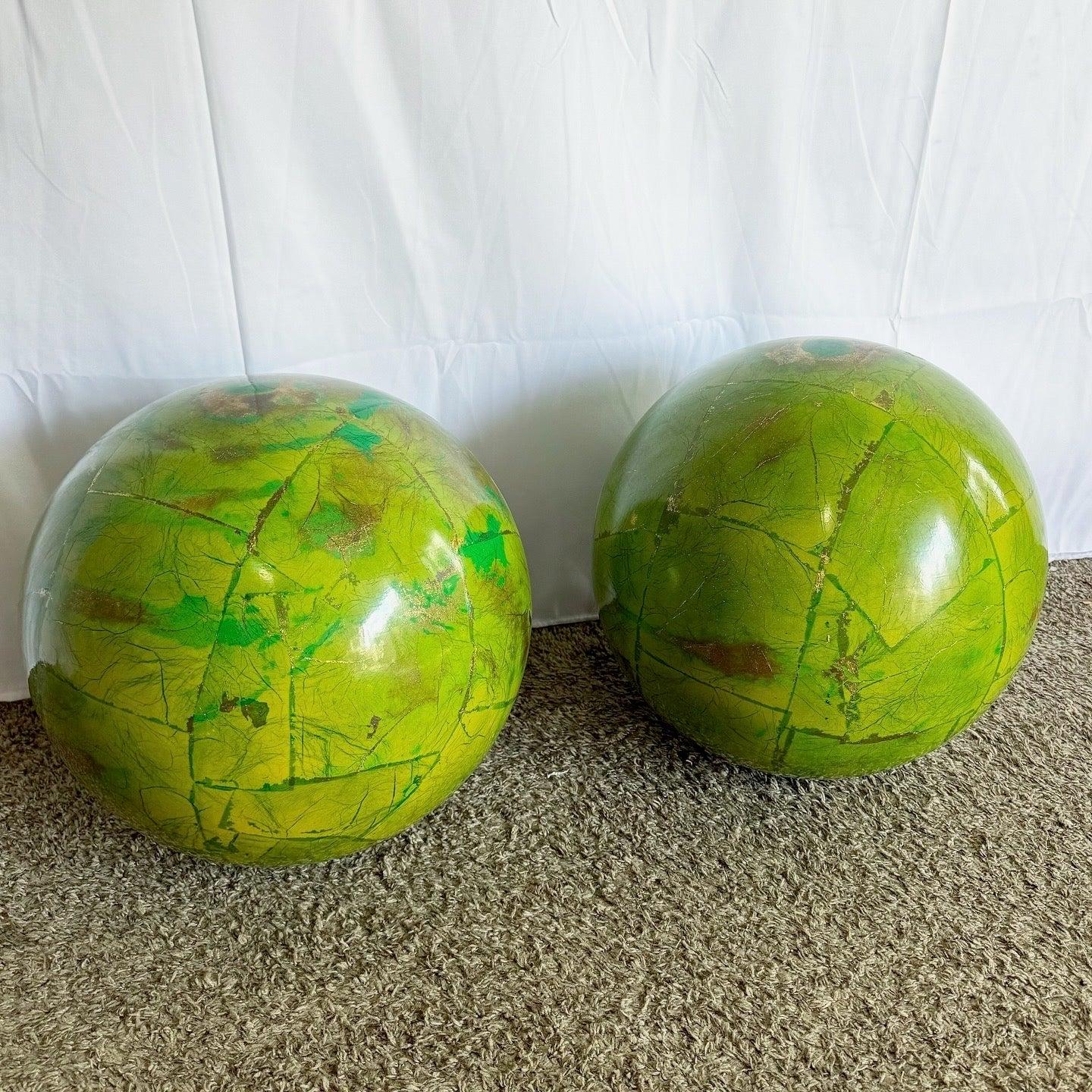 Pareja de esculturas esféricas vintage boho lacadas en verde y dorado Desconocido en venta