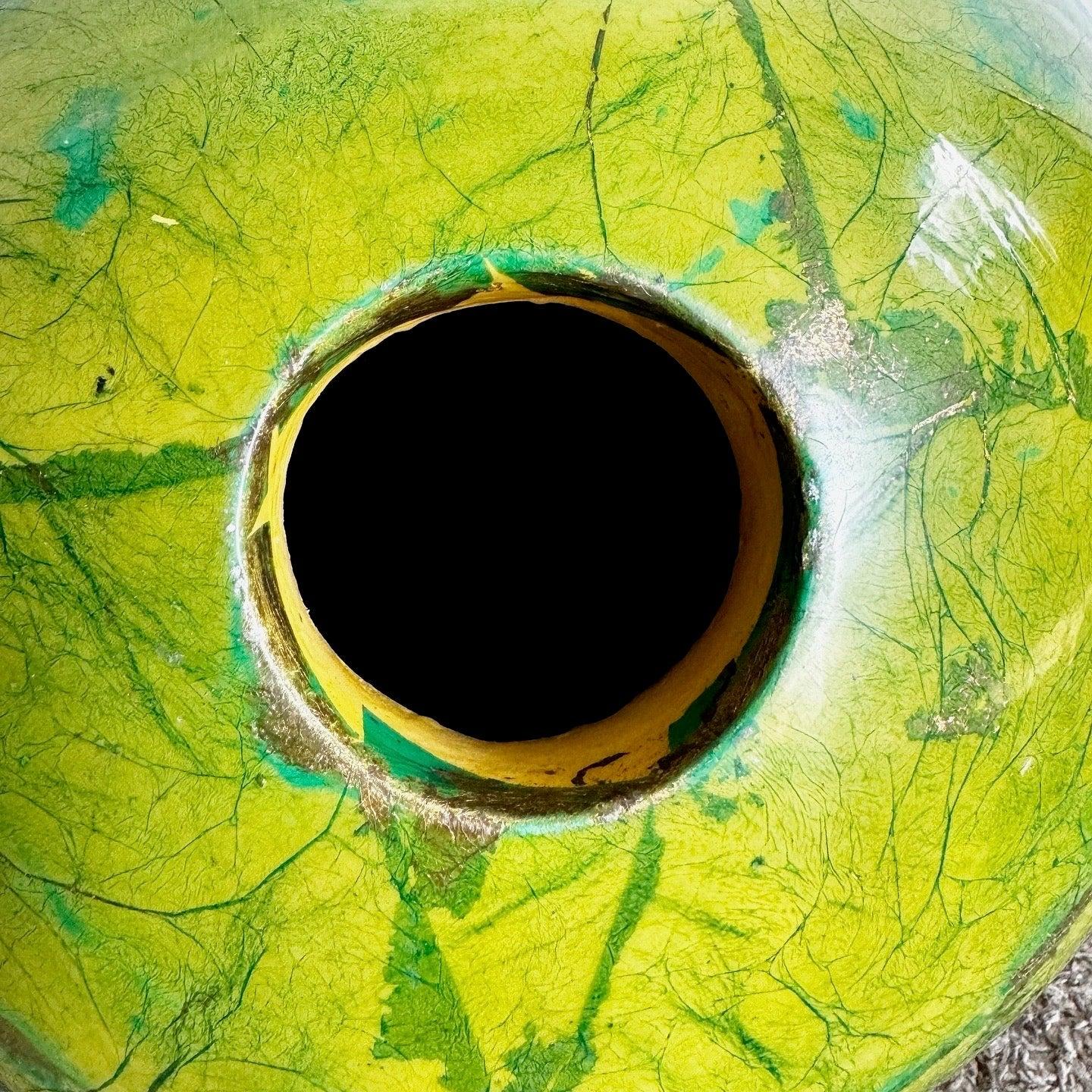 Pareja de esculturas esféricas vintage boho lacadas en verde y dorado en Bueno estado para la venta en Delray Beach, FL