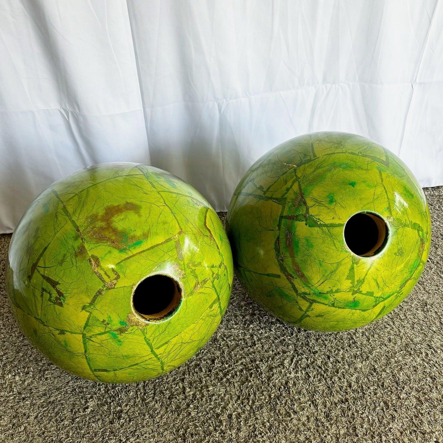Pareja de esculturas esféricas vintage boho lacadas en verde y dorado Madera en venta