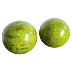 Pareja de esculturas esféricas vintage boho lacadas en verde y dorado