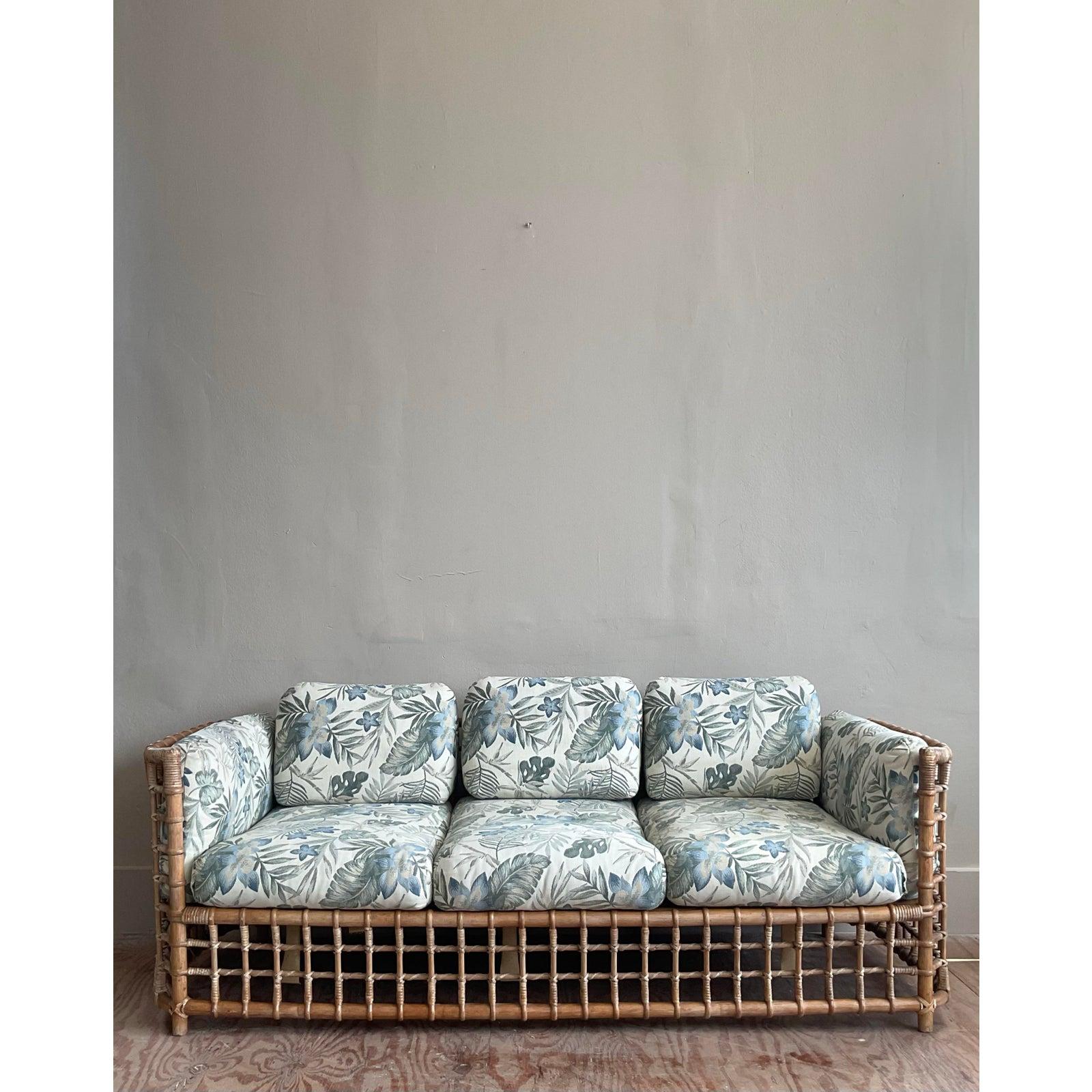 Ein wirklich außergewöhnliches Vintage-Sofa, entworfen im kultigen und begehrten Stil von Henry Olko für McGuire. Dieses Stück ist ein Triumph des organischen Modernismus, mit einem massiven Rahmen aus Bambus-Rattanimitat und einem luftigen, offenen