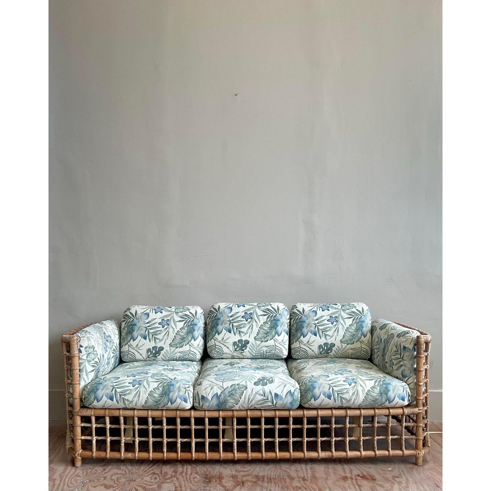Vintage Boho Grid Rattan Sofa nach Henry Olko im Zustand „Gut“ im Angebot in West Palm Beach, FL