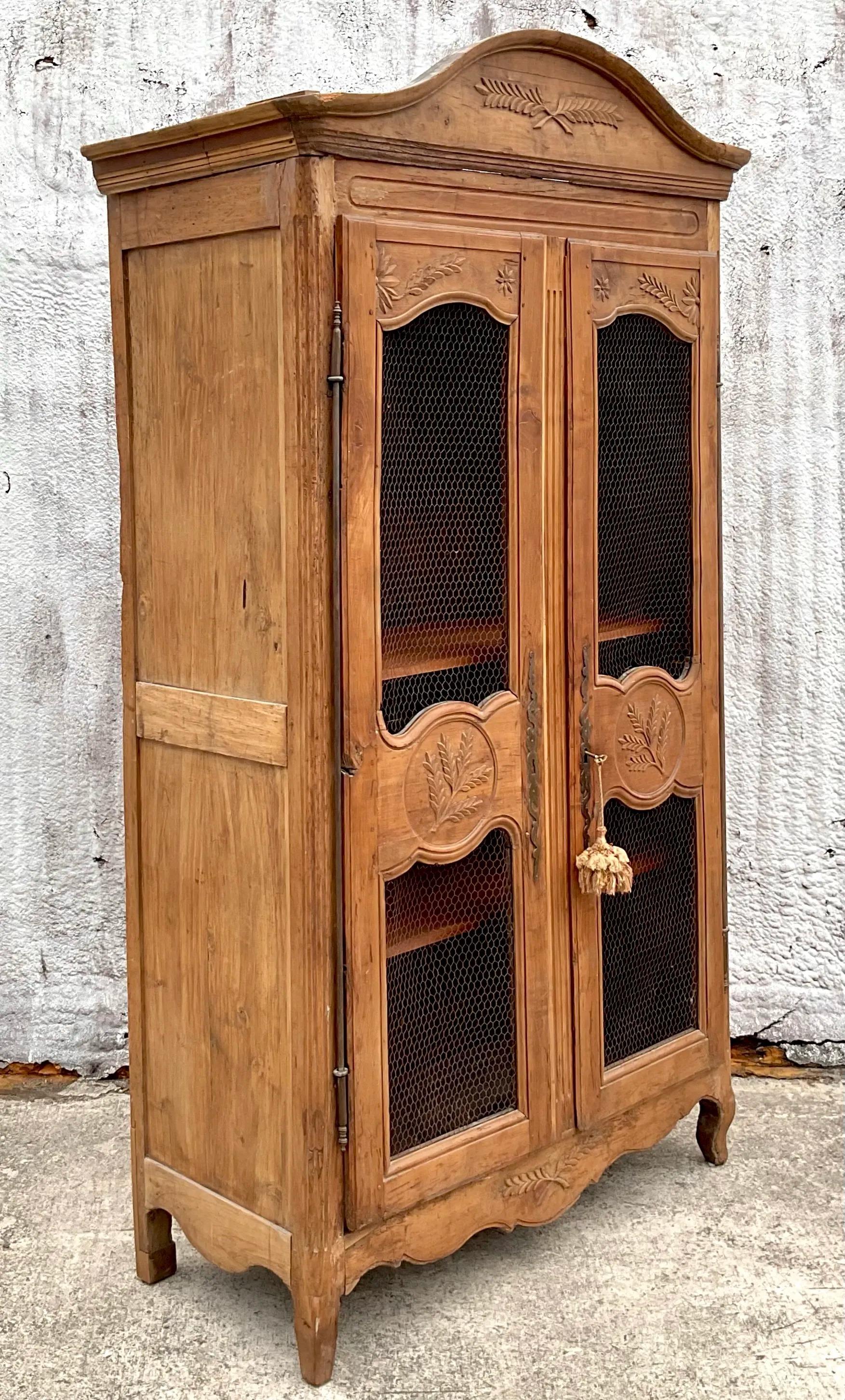 Armoire vintage Boho Gusto en bois sculpté vieilli en vente 3