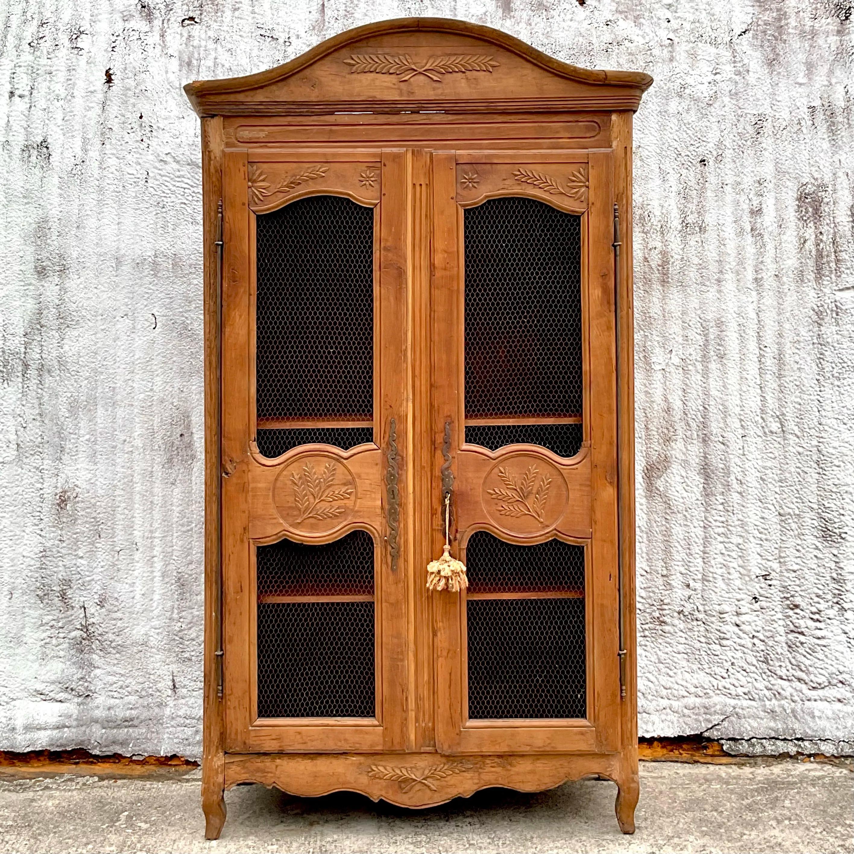 Armoire vintage Boho Gusto en bois sculpté vieilli en vente 4