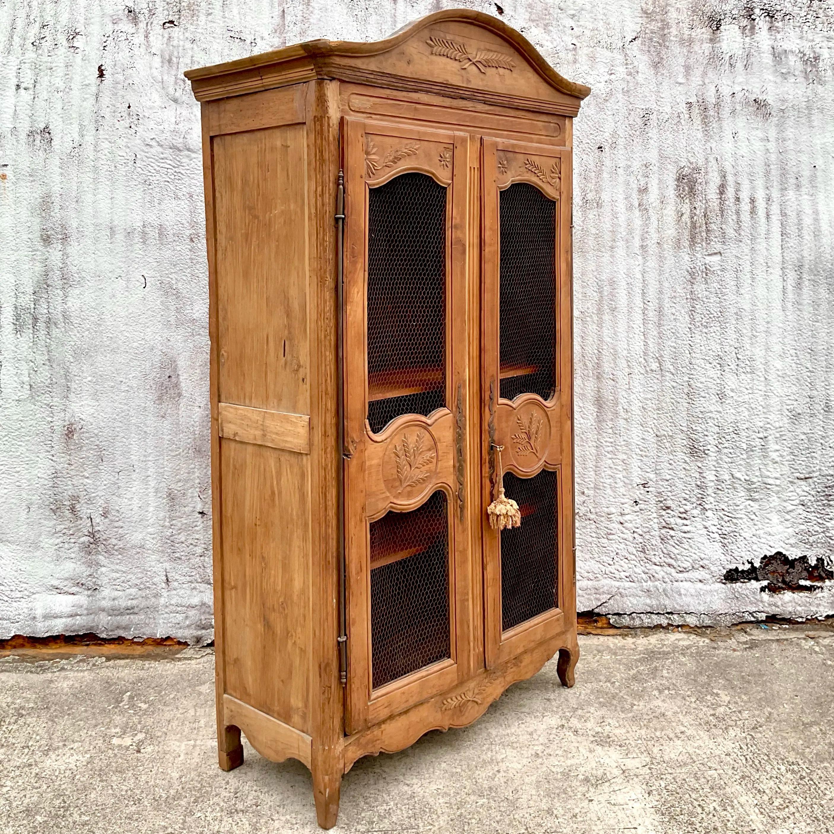 Ajoutez un charme rustique à votre espace avec cette armoire Vintage Boho Gusto Distressed Wire Armoire. Dotée d'une superbe finition vieillie et de détails métalliques complexes, cette armoire allie un style bohème à des rangements pratiques. Son
