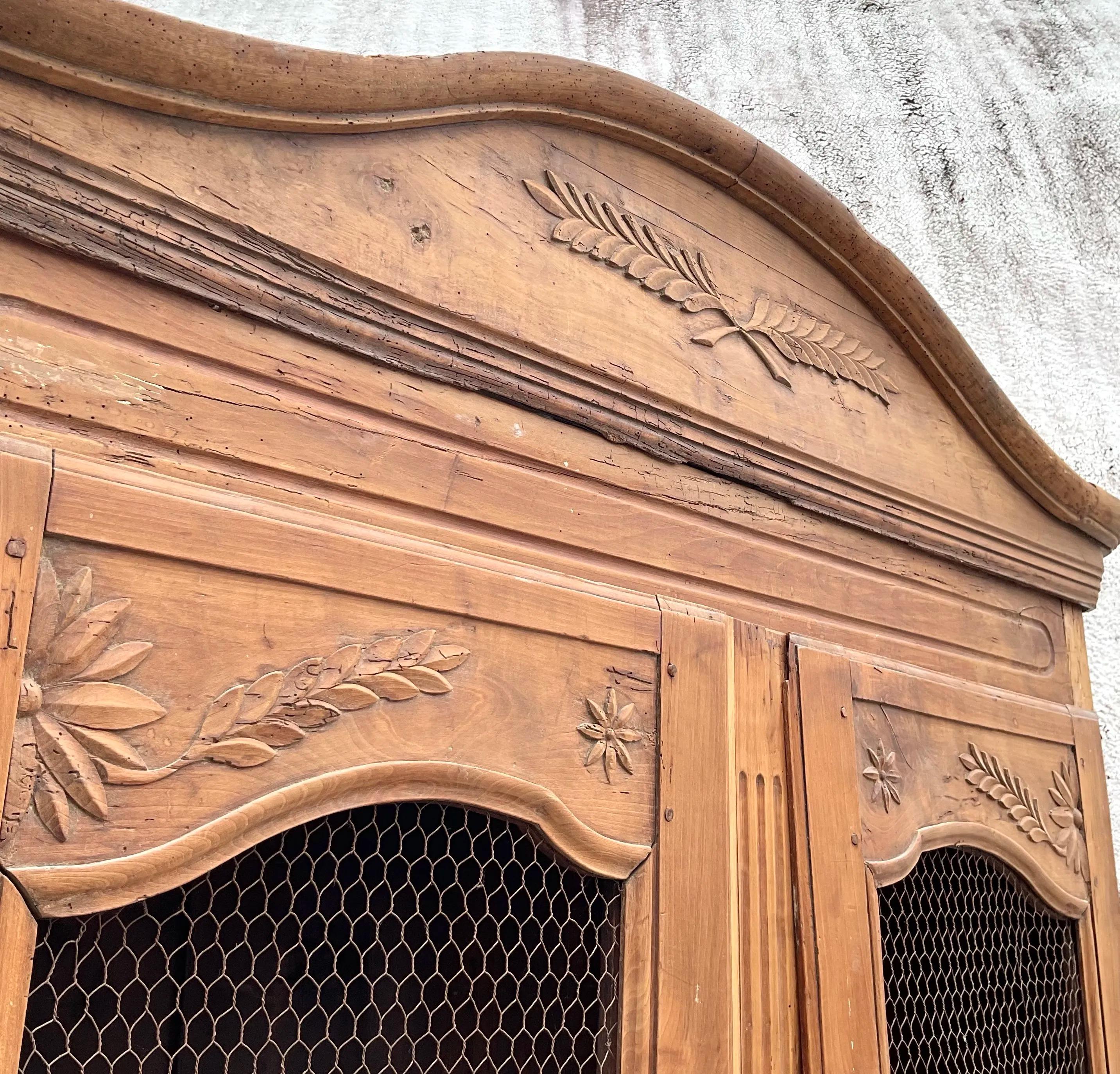 Rustique Armoire vintage Boho Gusto en bois sculpté vieilli en vente