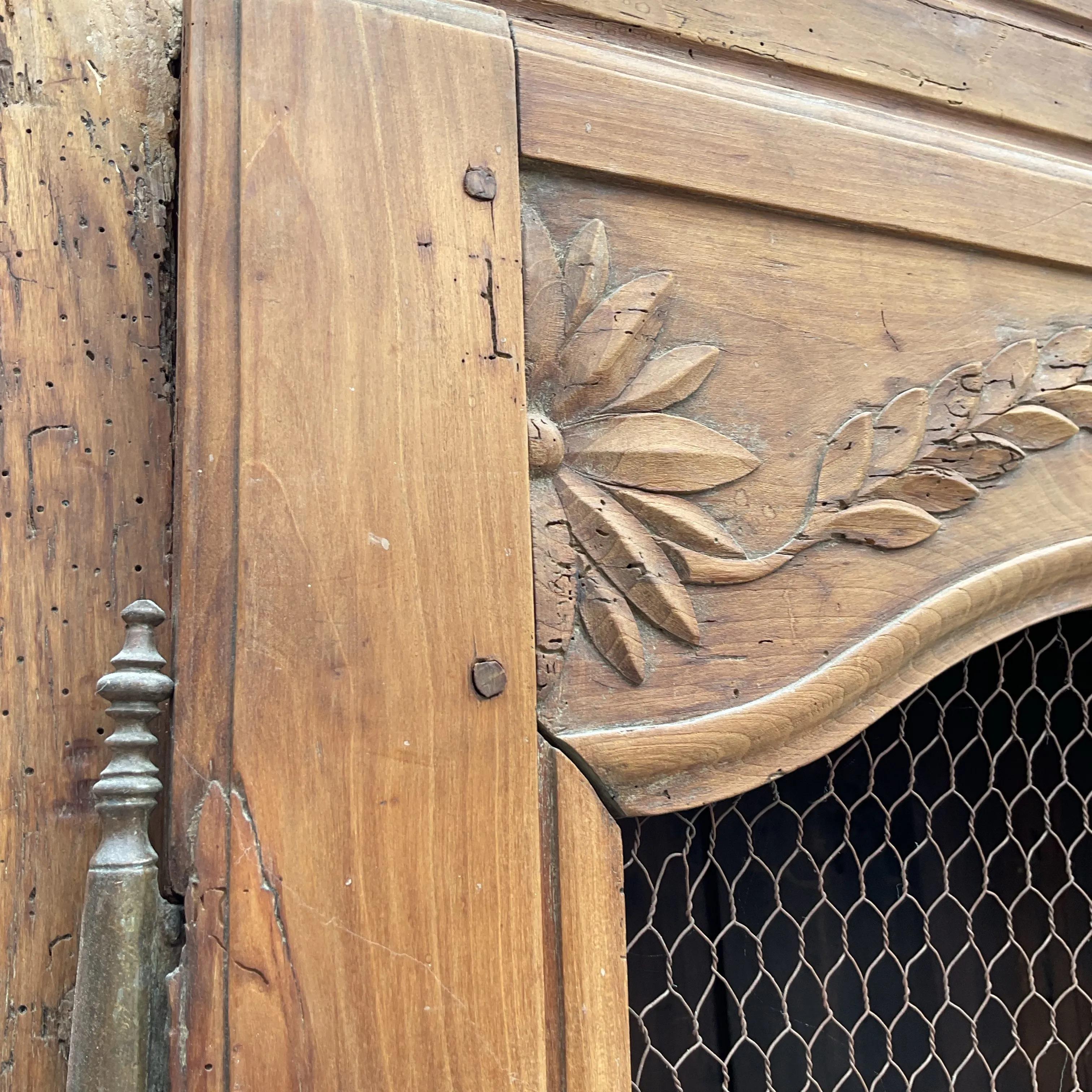 Américain Armoire vintage Boho Gusto en bois sculpté vieilli en vente