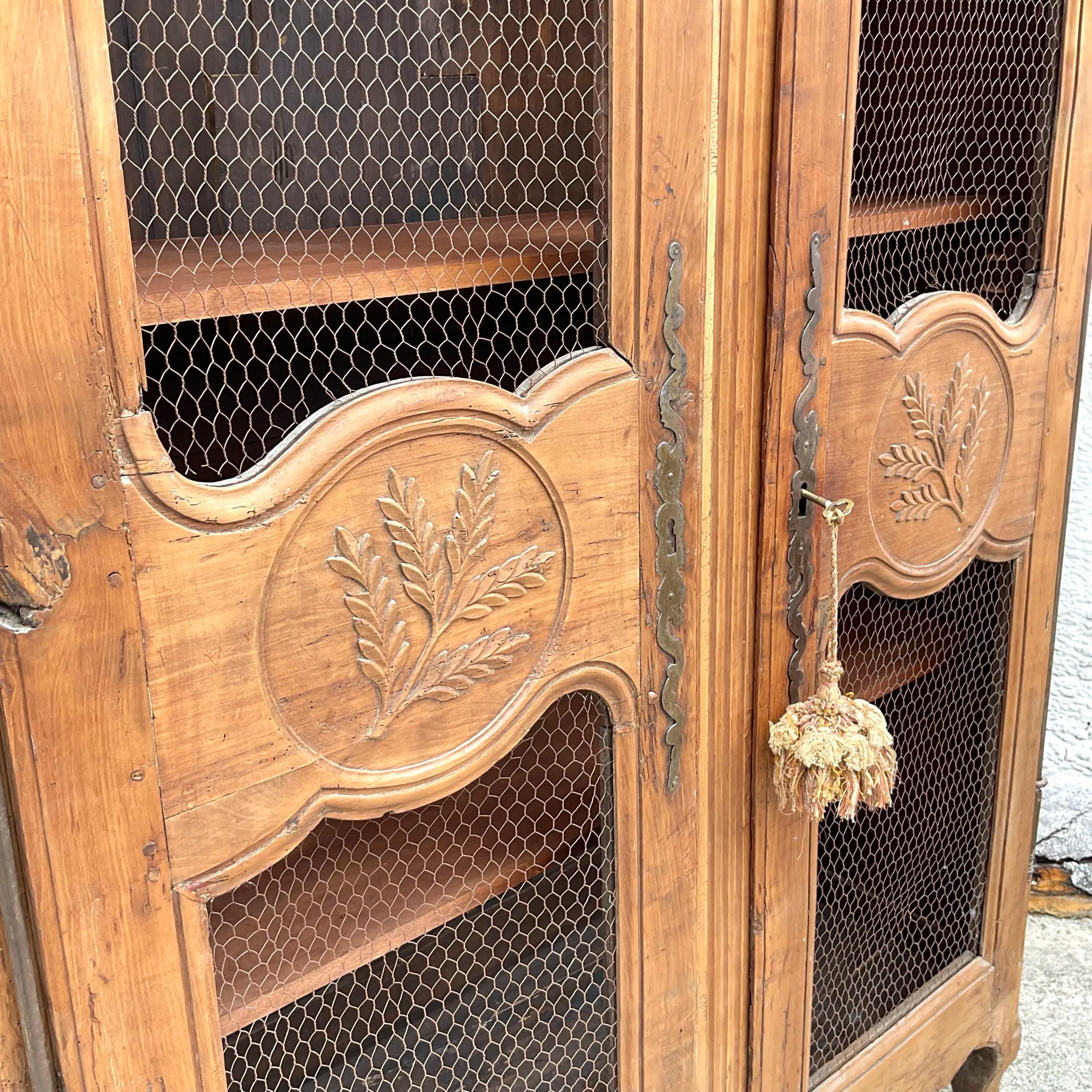 Armoire vintage Boho Gusto en bois sculpté vieilli Bon état - En vente à West Palm Beach, FL