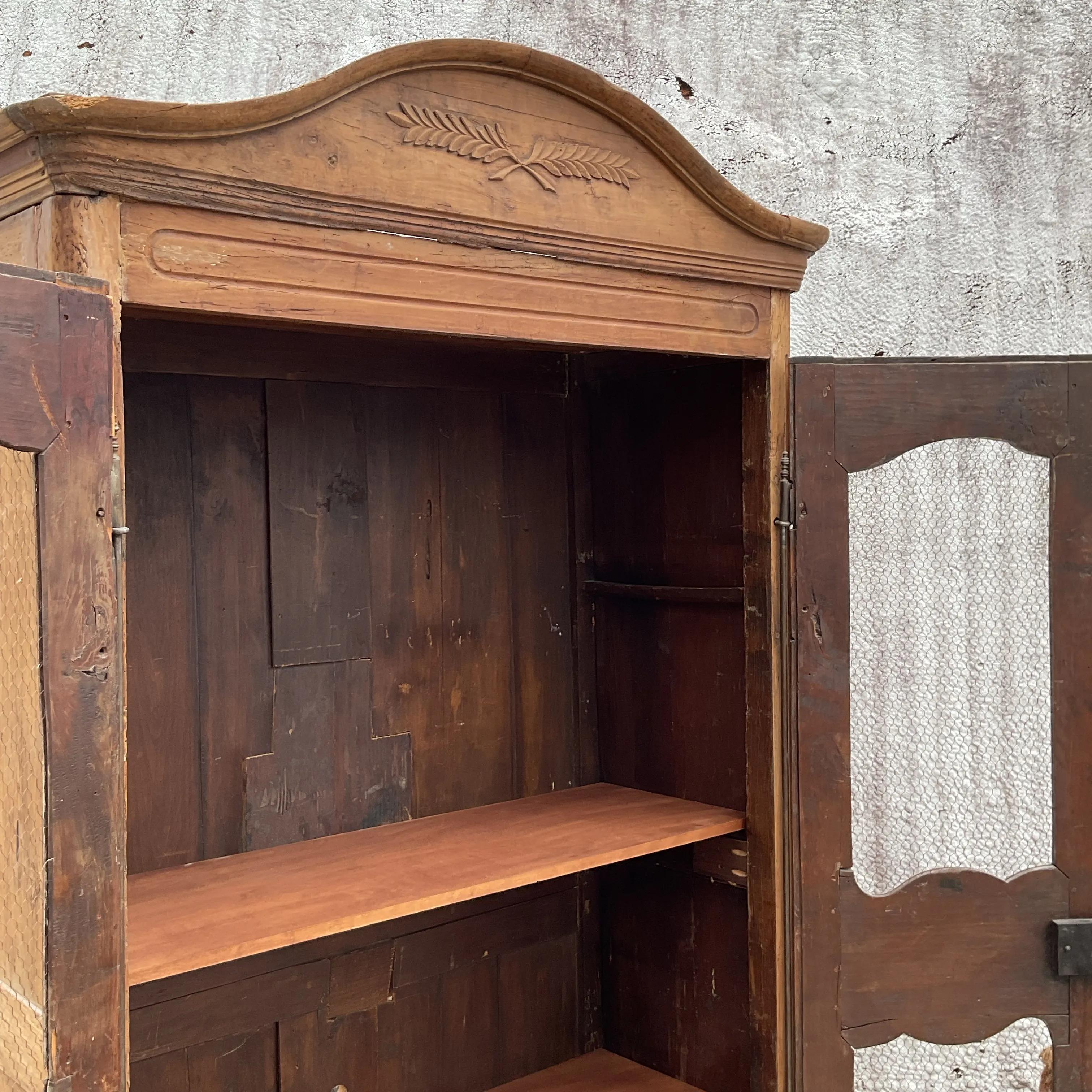 20ième siècle Armoire vintage Boho Gusto en bois sculpté vieilli en vente
