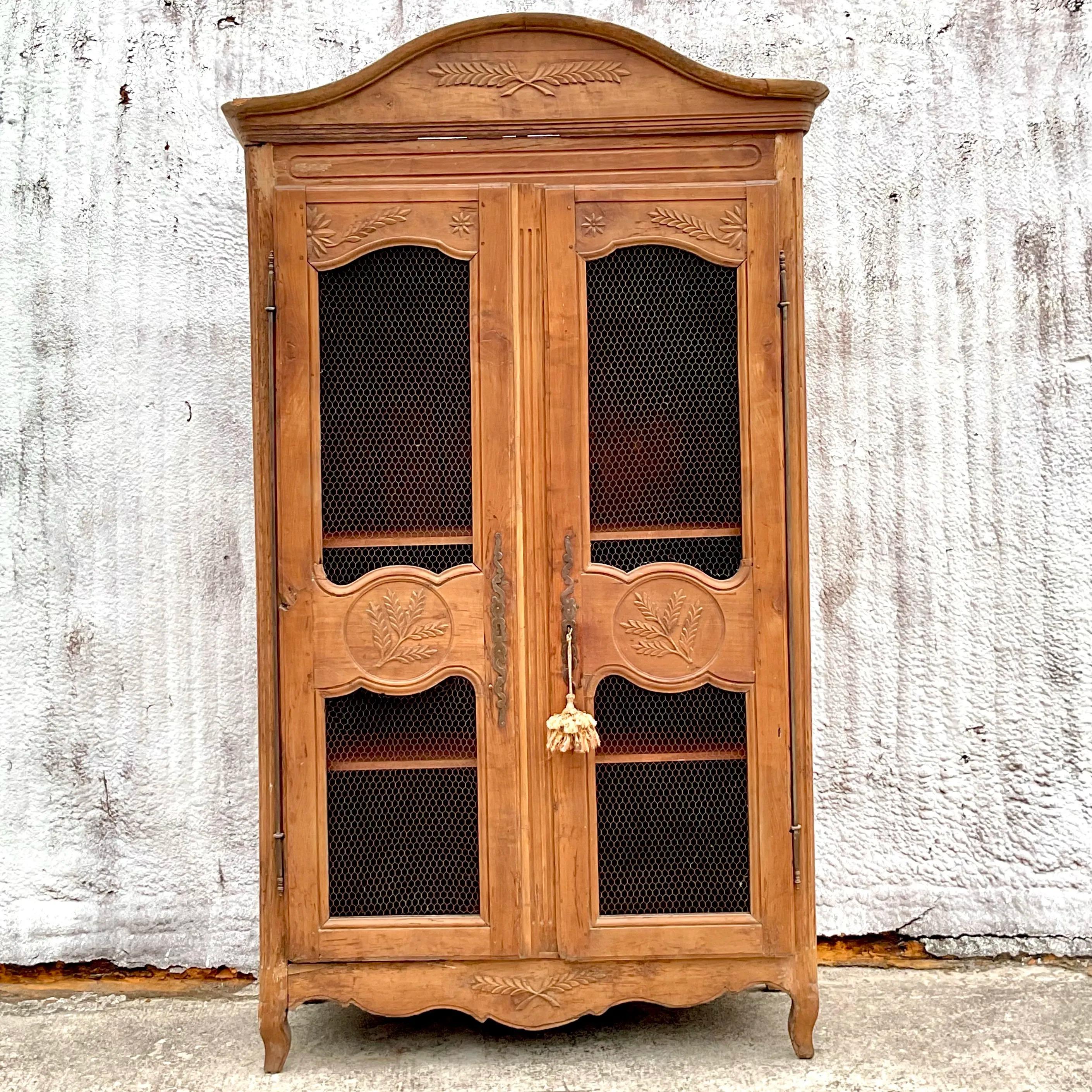 Métal Armoire vintage Boho Gusto en bois sculpté vieilli en vente