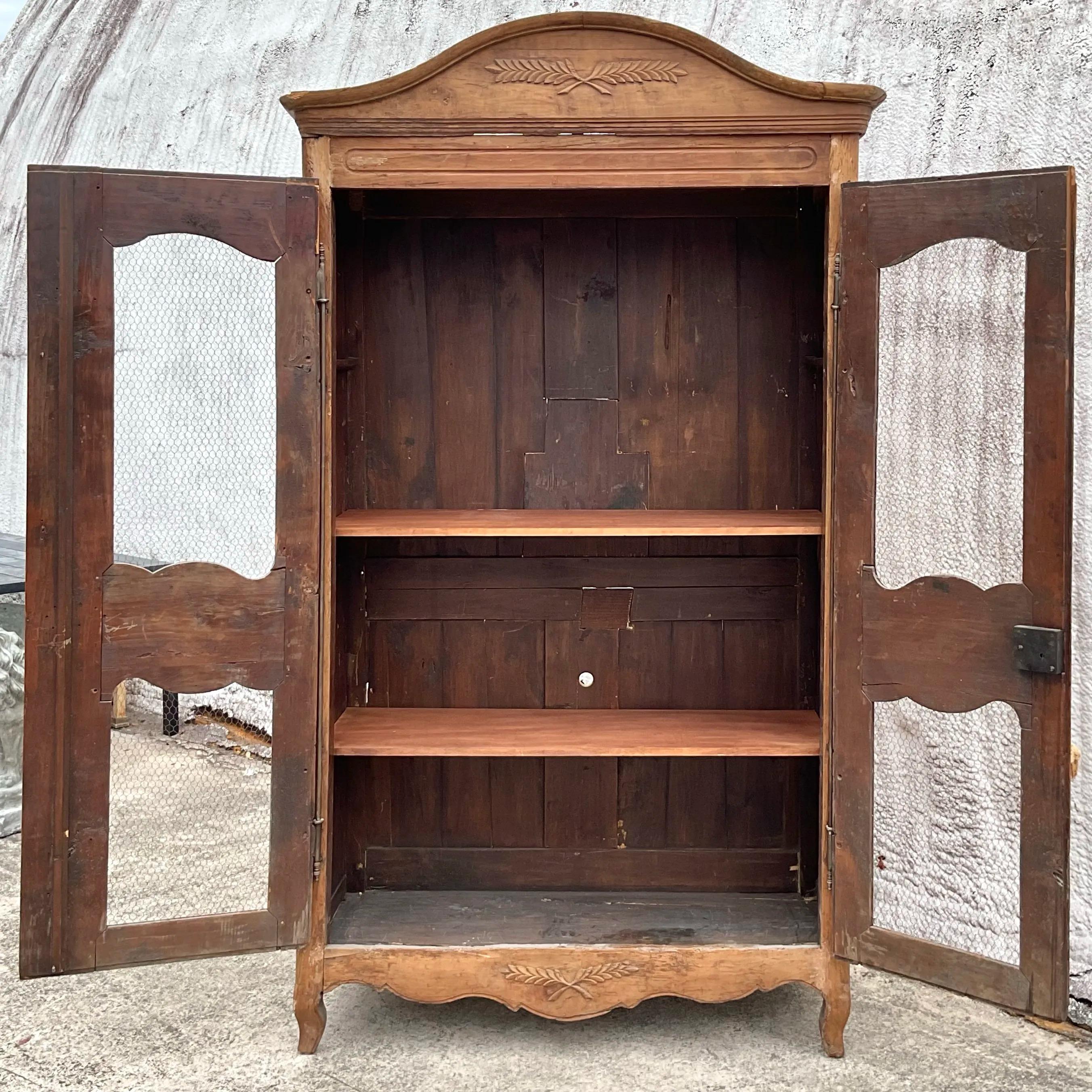 Armoire vintage Boho Gusto en bois sculpté vieilli en vente 1