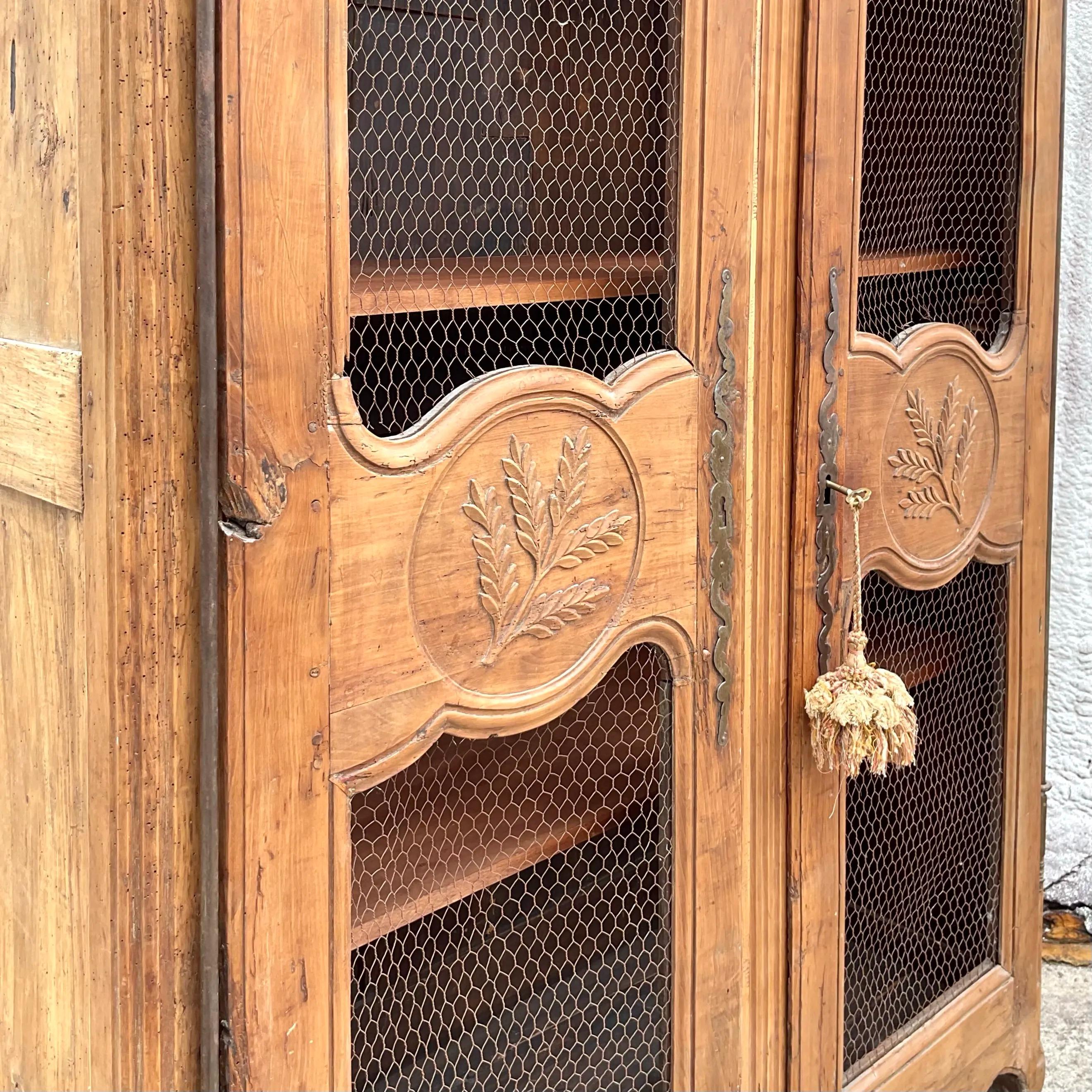Armoire vintage Boho Gusto en bois sculpté vieilli en vente 2