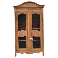 Vintage Boho Gusto geschnitzt Wood Distressed Kleiderschrank