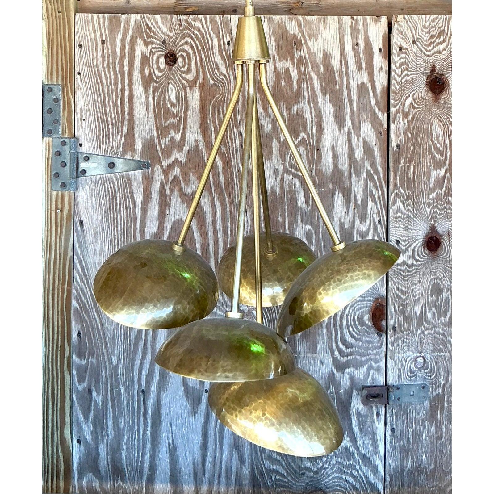Art déco Lustre Boho vintage en laiton martelé d'après Arteriors en vente