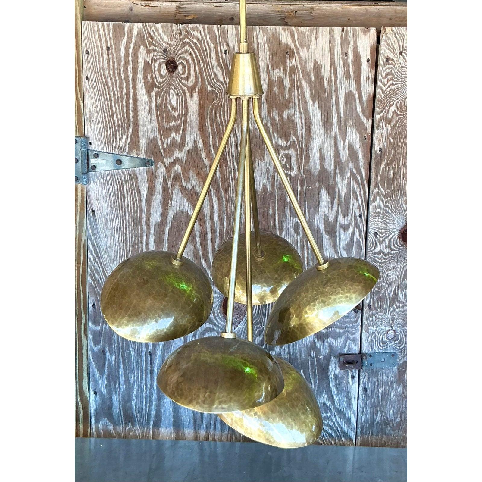 Lustre Boho vintage en laiton martelé d'après Arteriors Bon état - En vente à West Palm Beach, FL