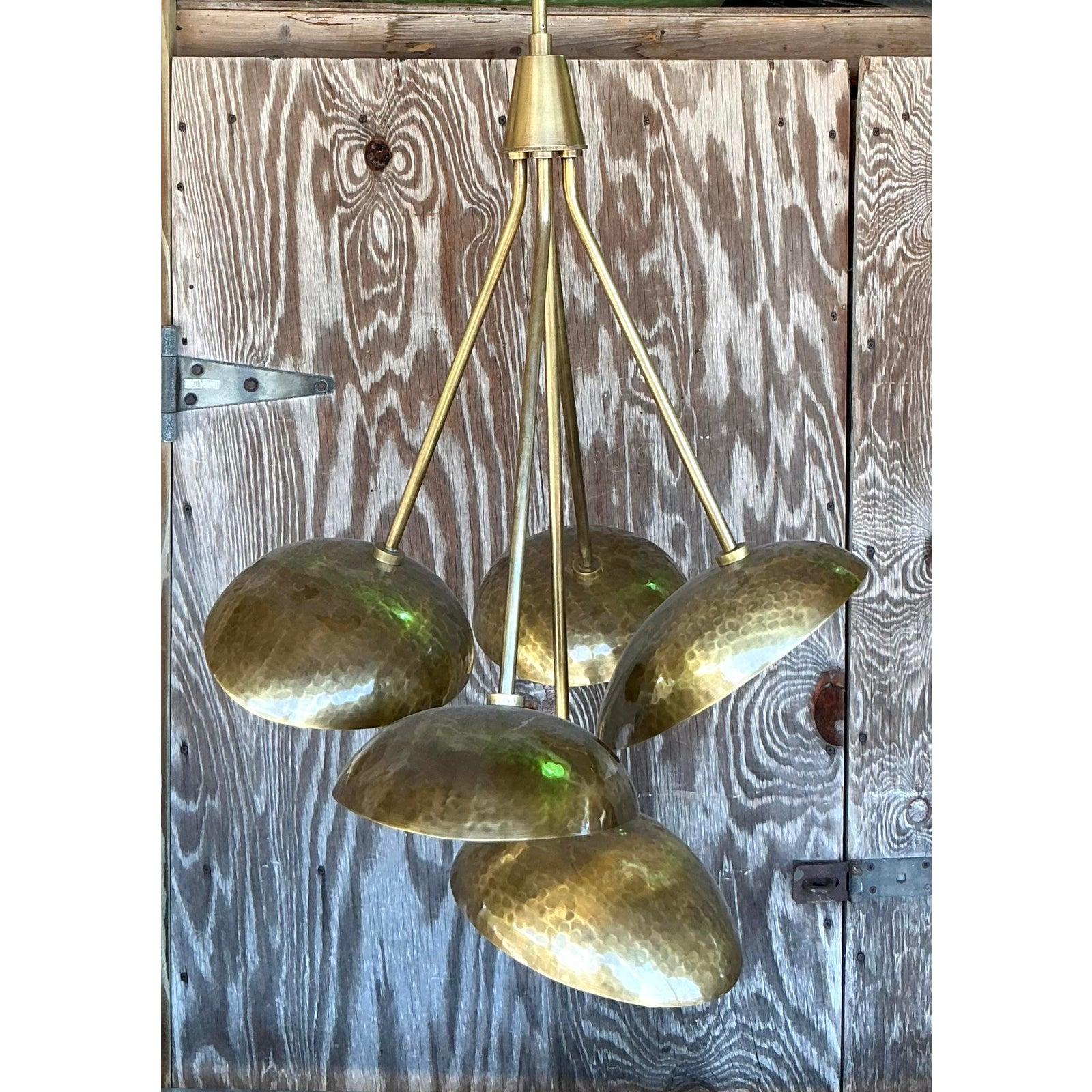 XXIe siècle et contemporain Lustre Boho vintage en laiton martelé d'après Arteriors en vente